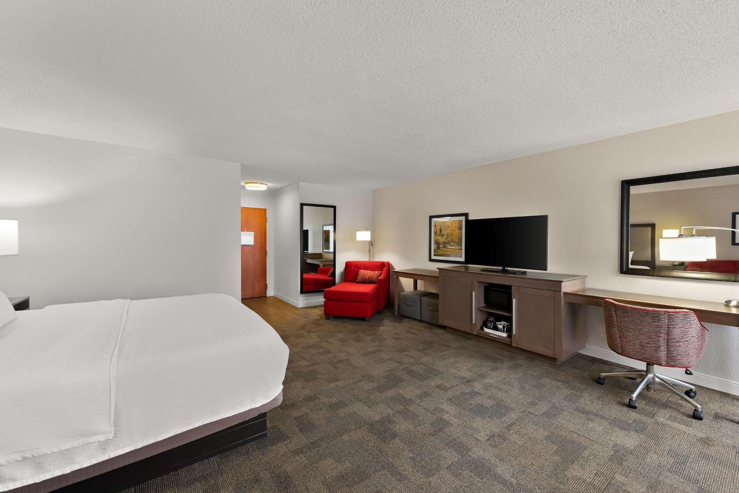 One-Bedroom King Suite with Sofa Bed - Non-Smoking photo 3