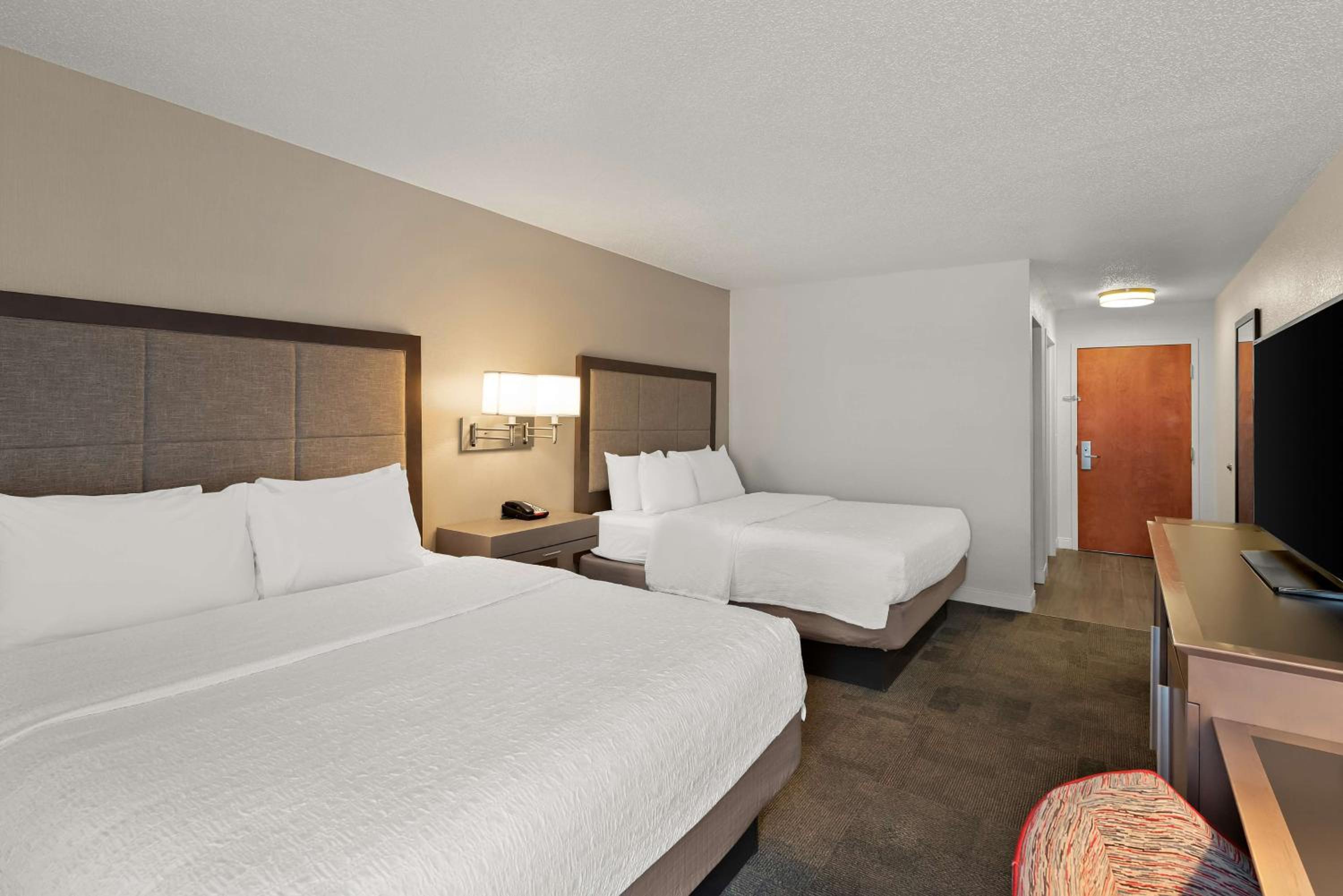 Room with Two Queen Beds - Non-Smoking - Photo 2