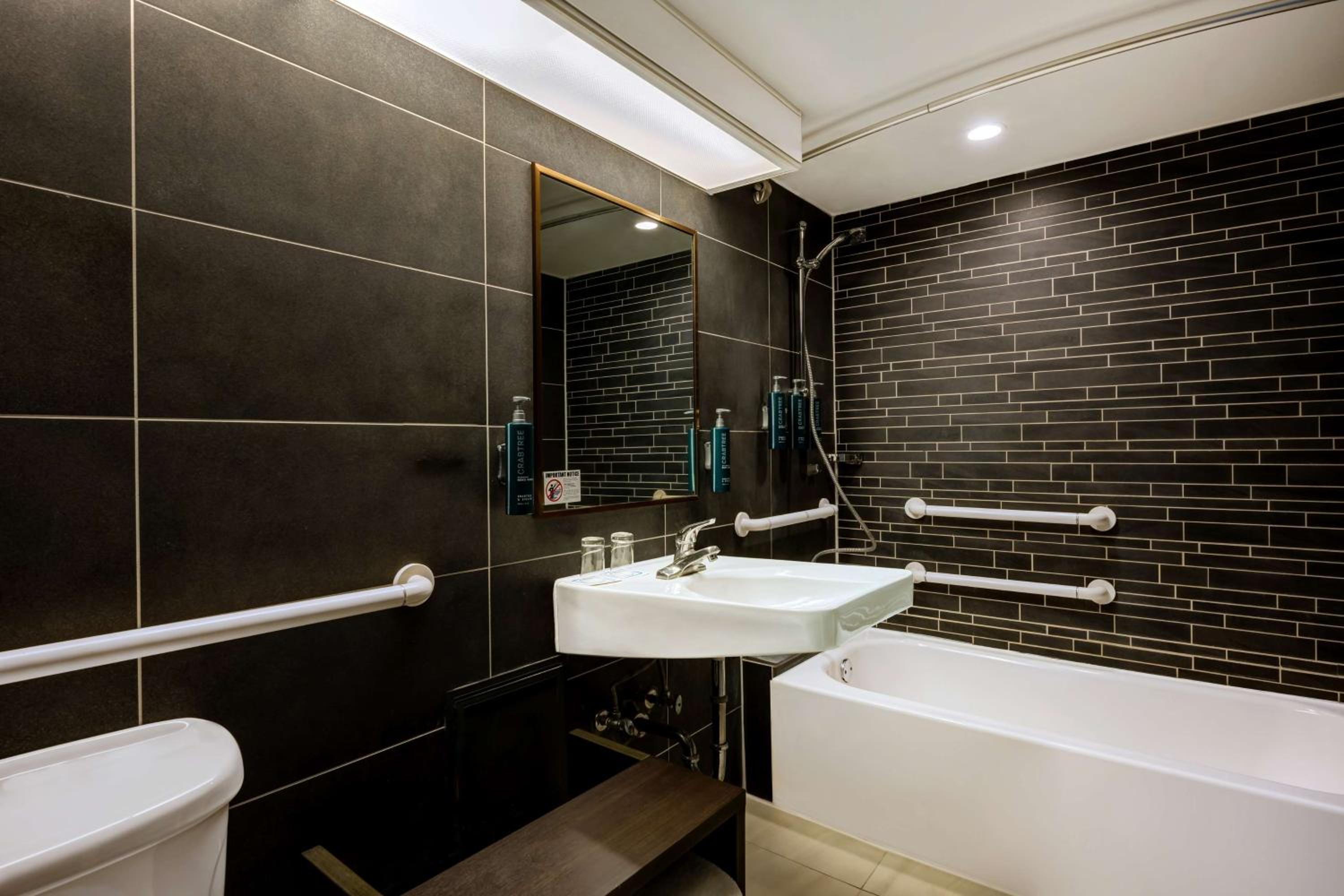 King Room - Disability Access photo 3