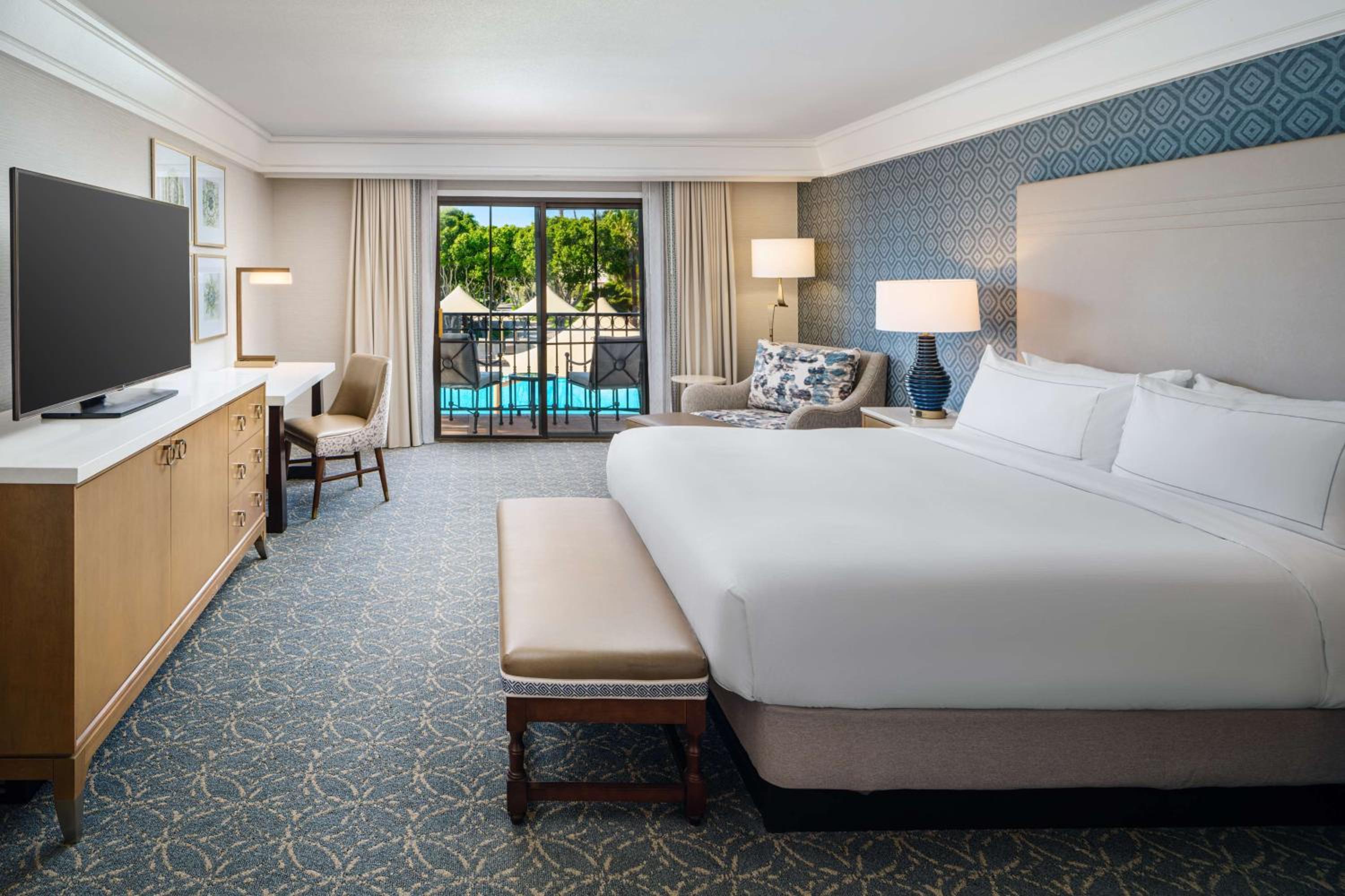 One-Bedroom King Suite with Resort View