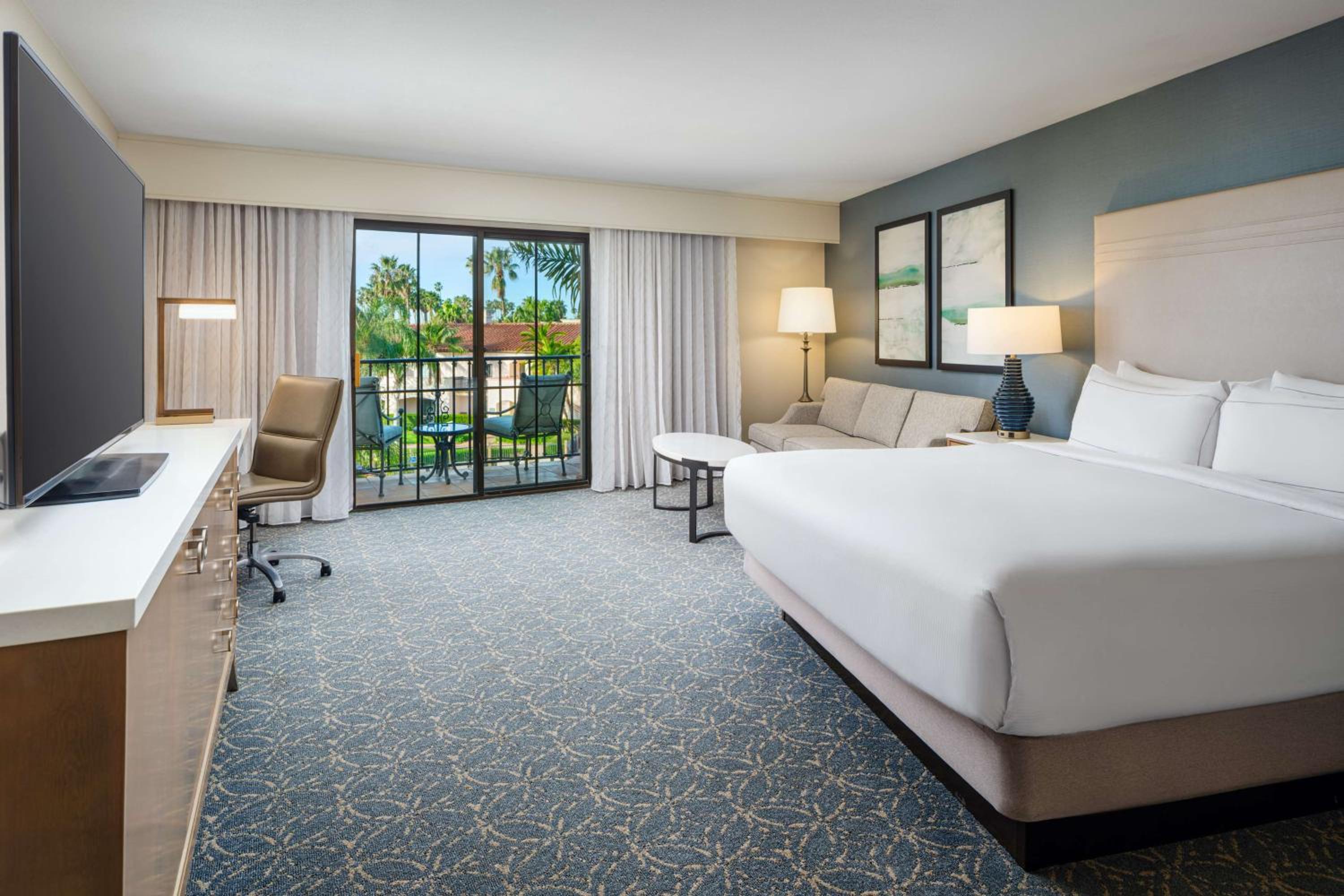 King Room with Balcony or Patio and Partial Ocean View - Photo 3