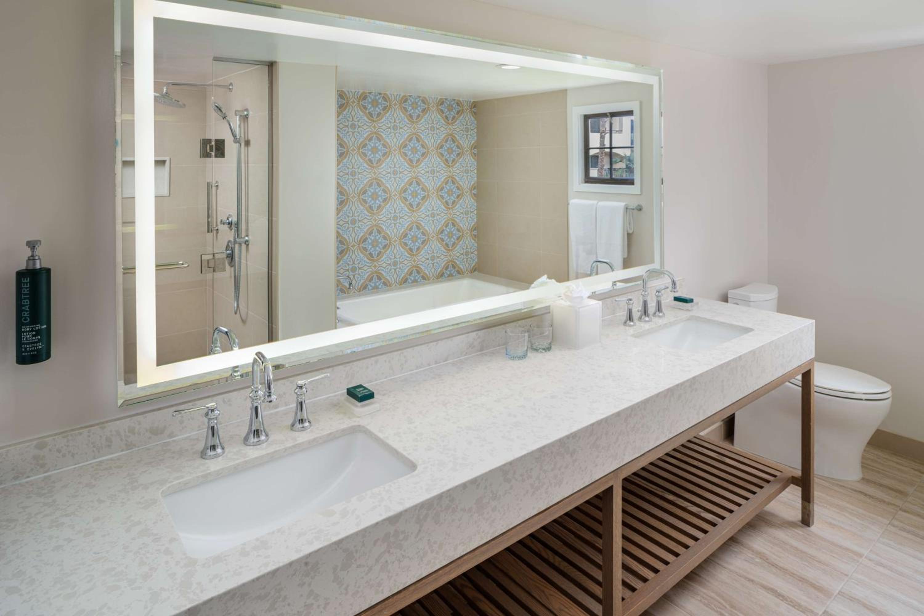 Junior King Suite - Hearing Accessible - Photo 2