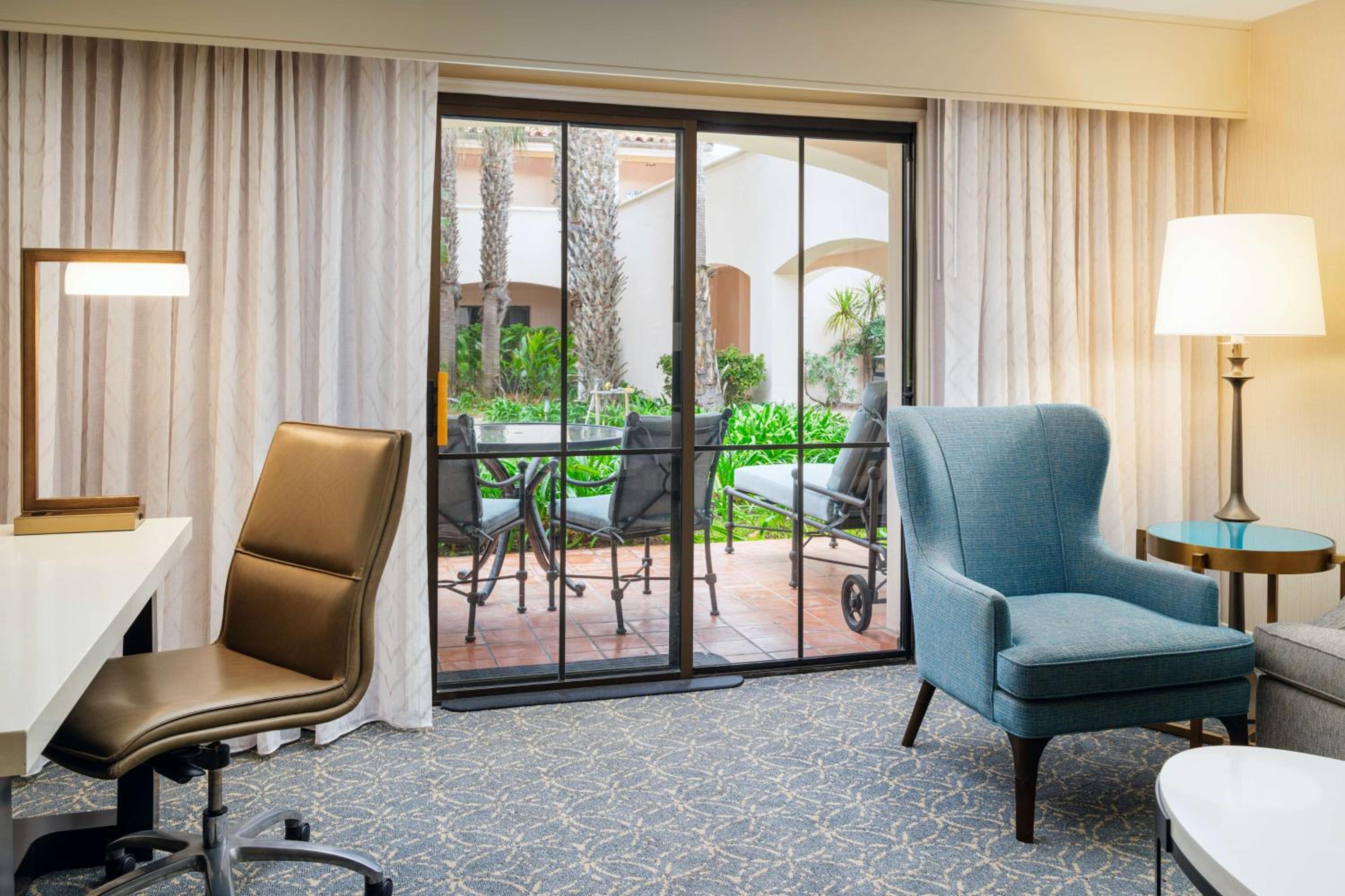 King Room with Balcony or Patio and Mountain View - Mobility Accessible with Tub - Photo 2