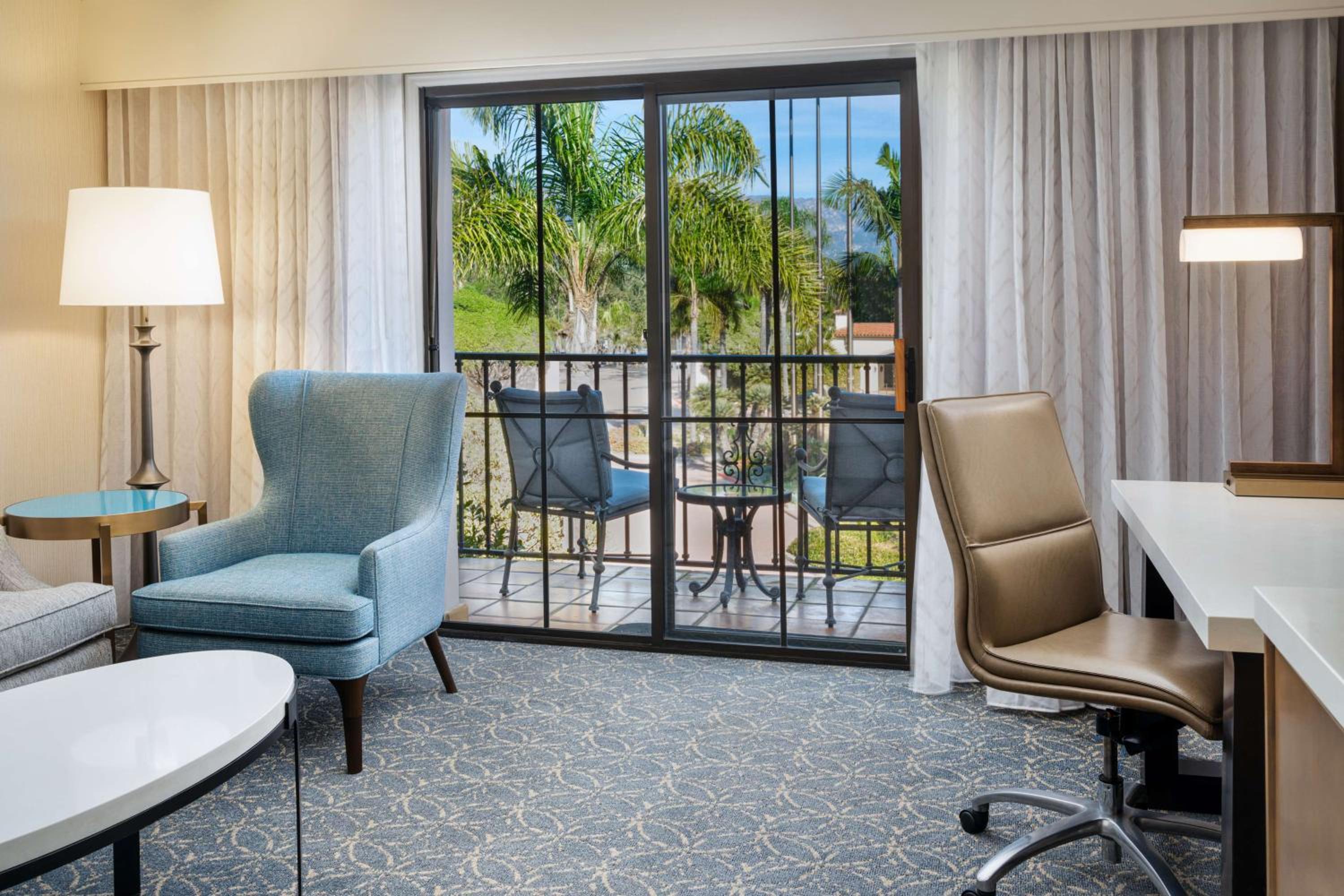 King Room with Balcony - Photo 5