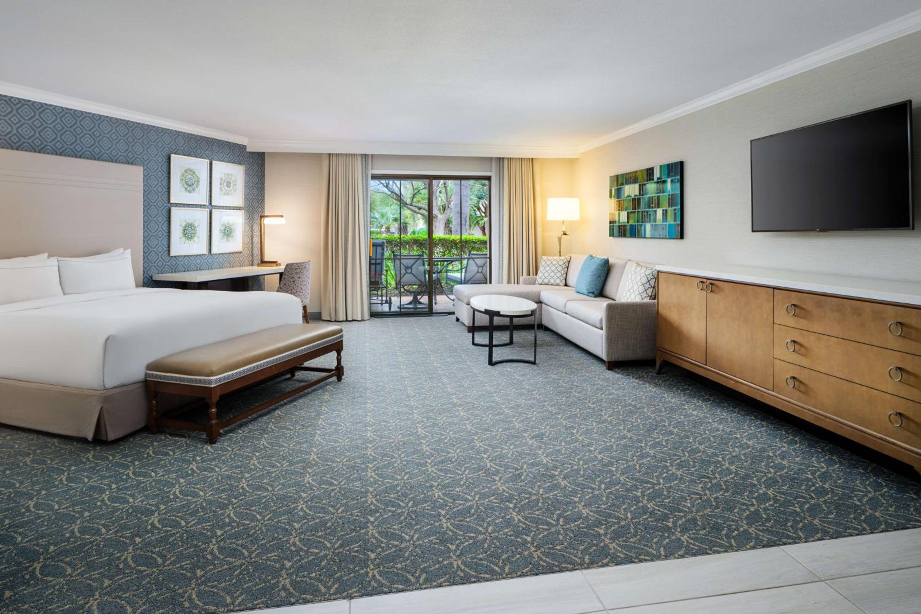 Junior King Suite with Bath Tub - Mobility Accessible - Photo 1