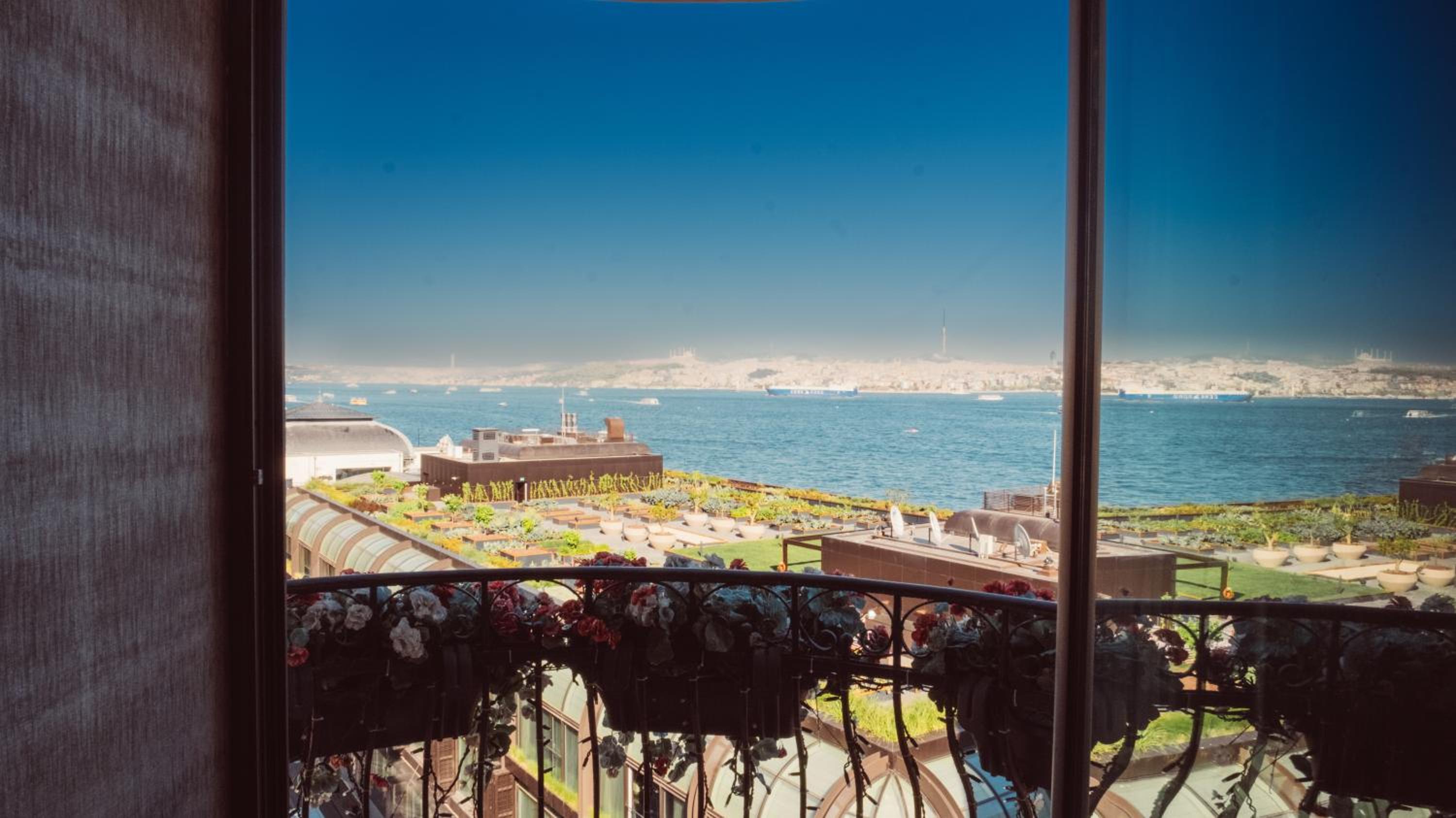 Corner Suite with Sea View