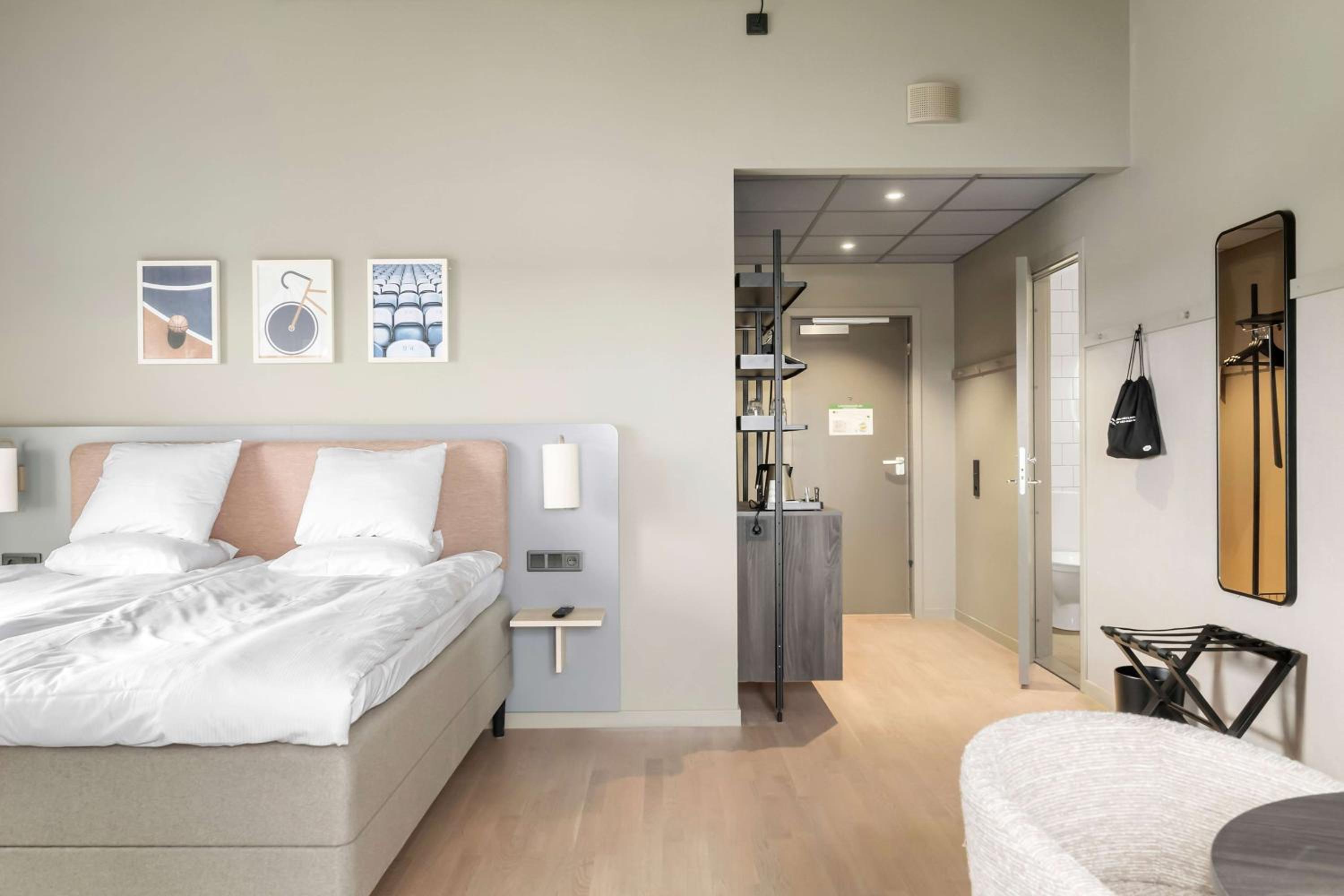 Junior Suite with One King and Bunk Bed - Non-Smoking - Photo 1
