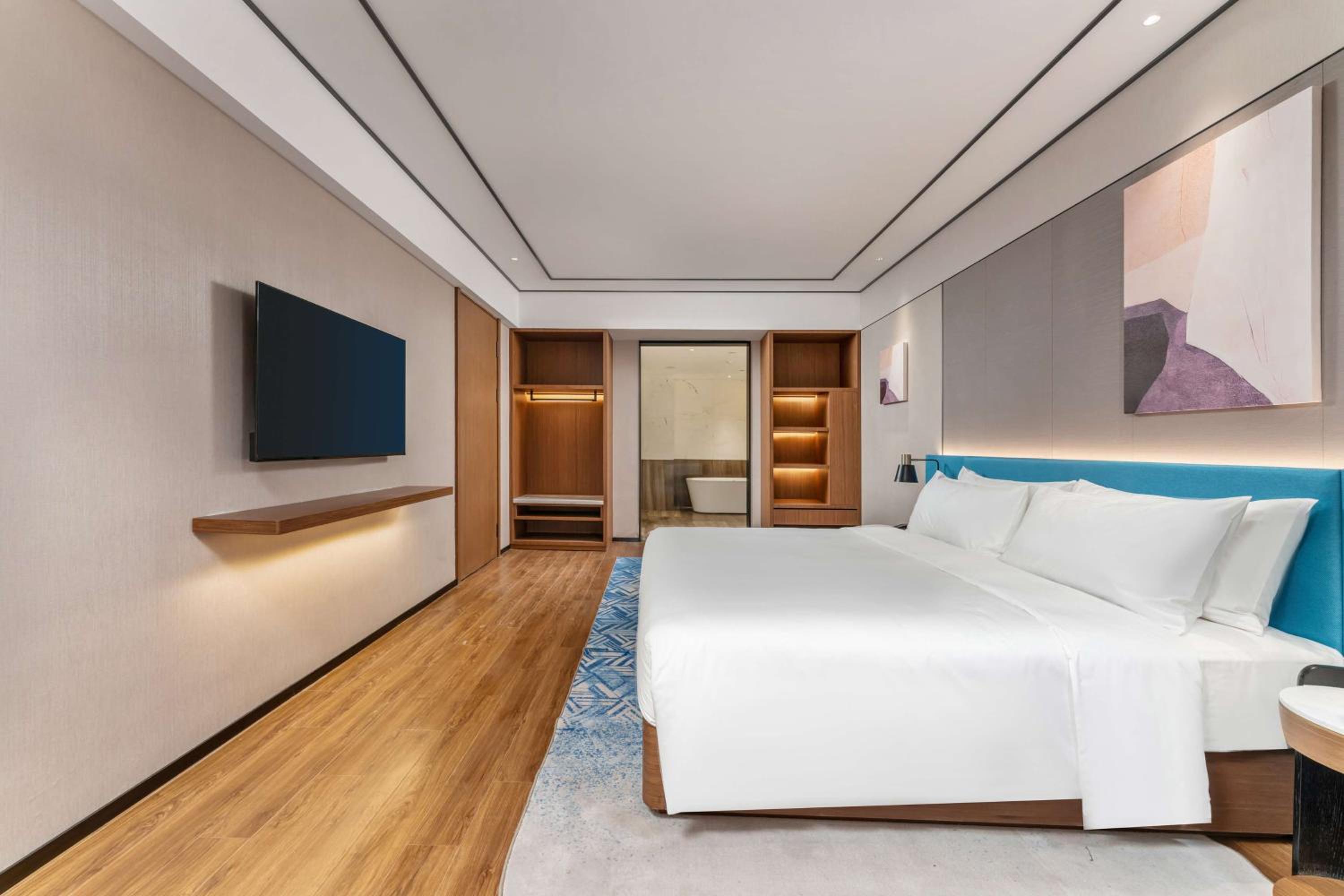Deluxe King Suite photo 2
