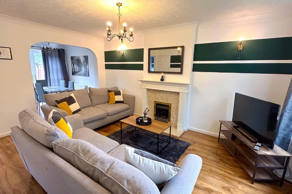 Five-Bedroom House photo 1
