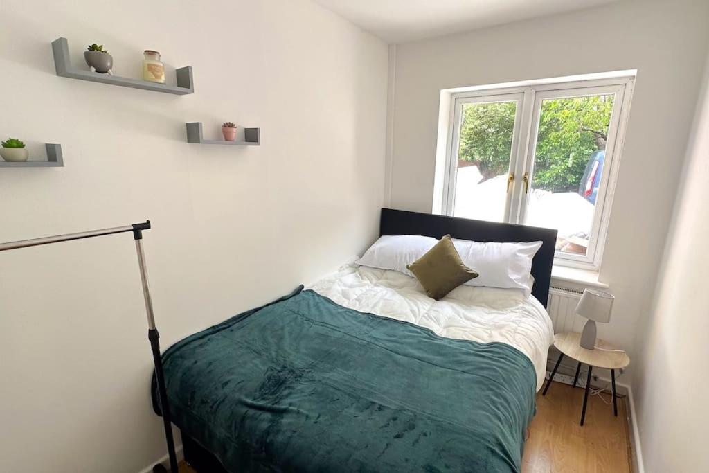 Five-Bedroom House photo 2
