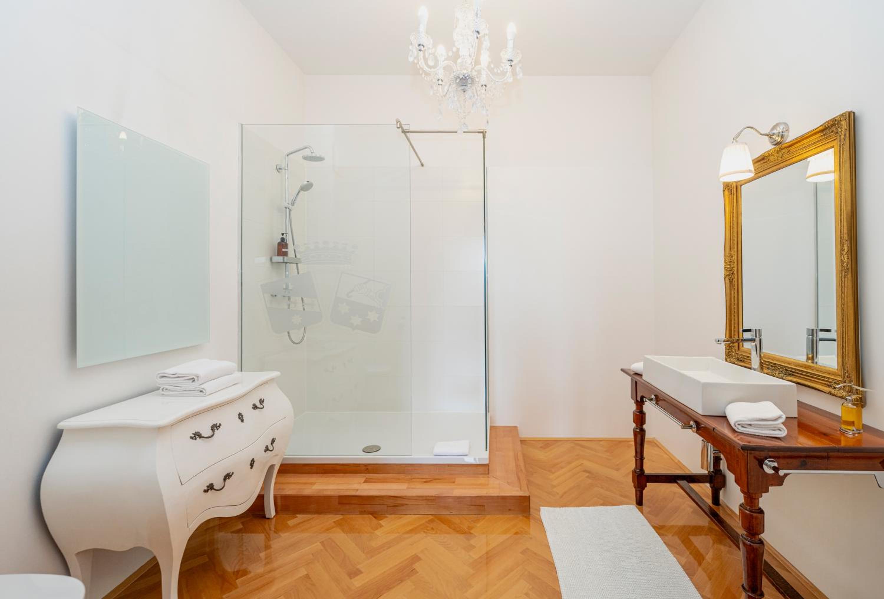 Suite - Photo 16