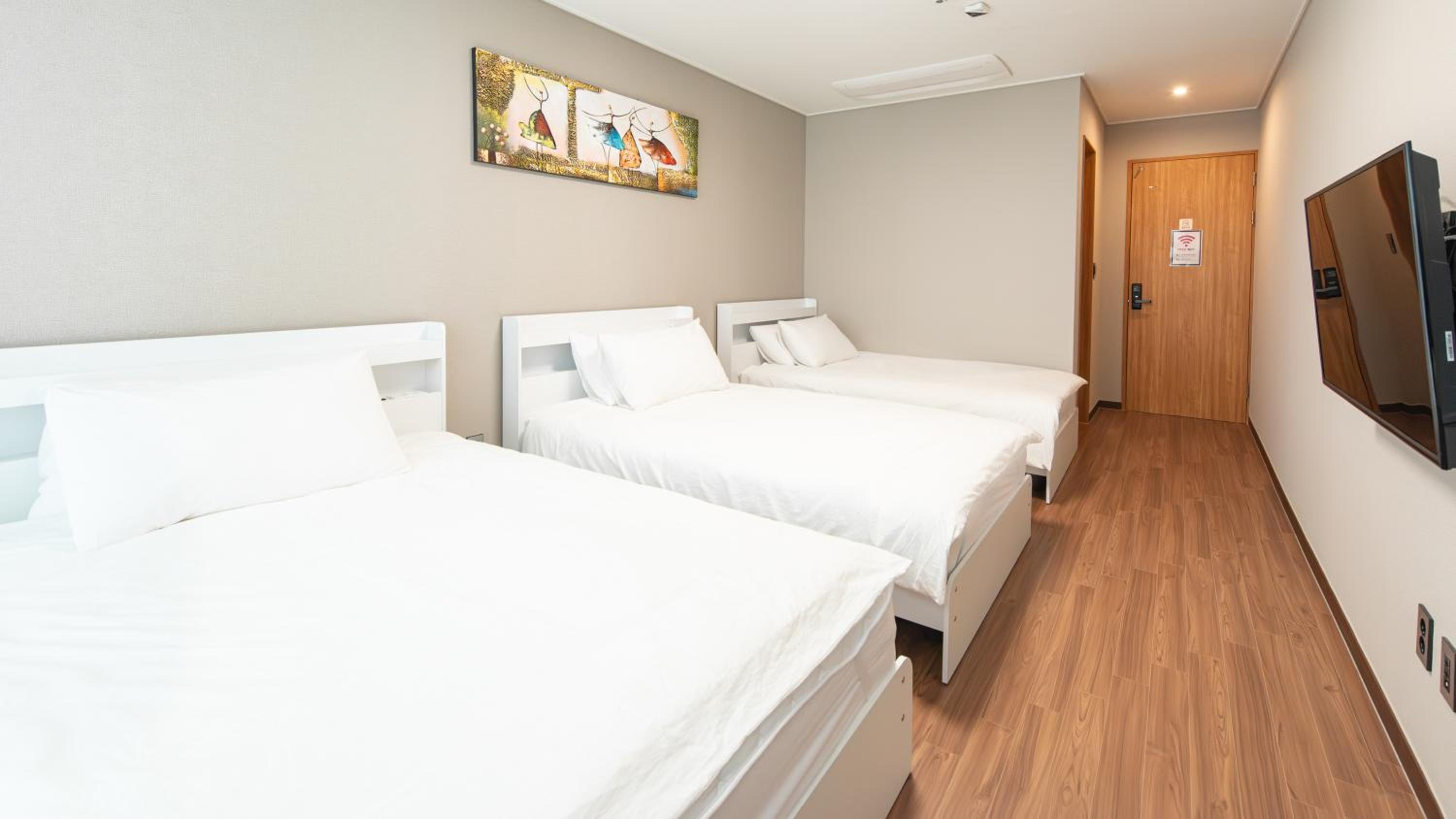 Triple Room with Private Bathroom - Photo 1