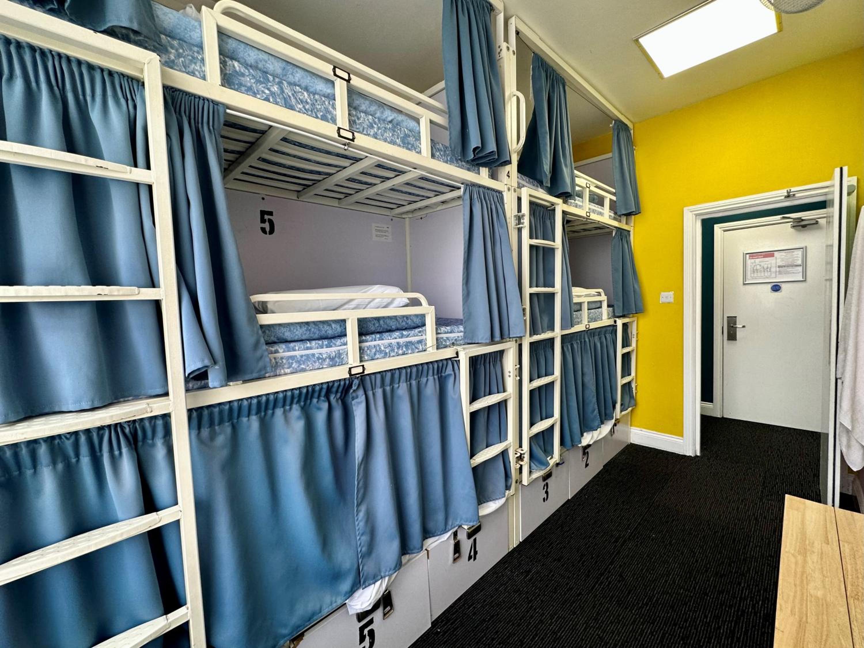 6-Bed Mixed Dormitory Room with Private Bathroom photo 2