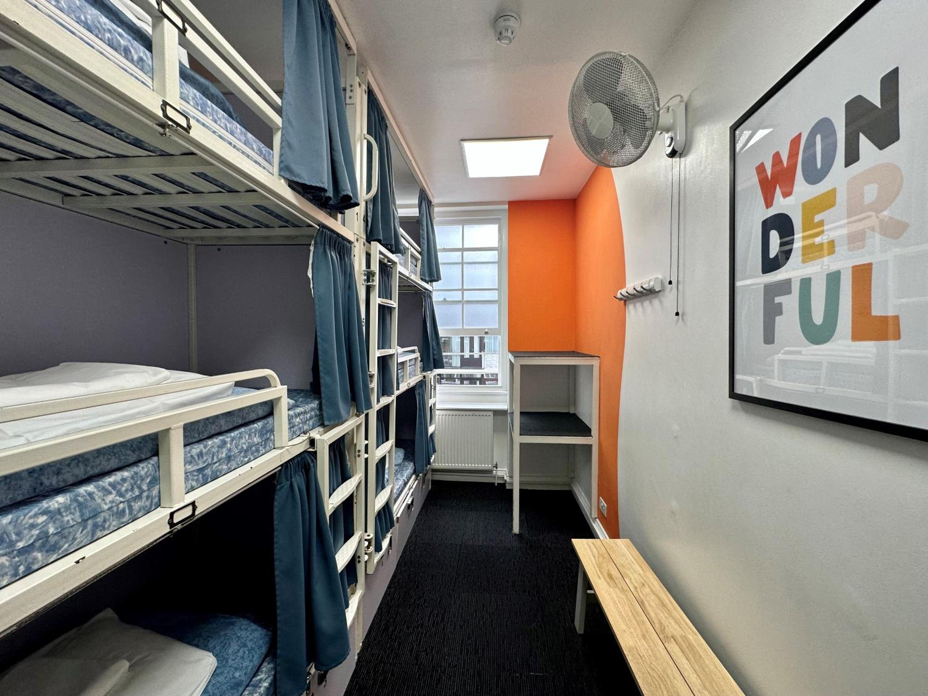 6-Bed Mixed Dormitory Room with Private Bathroom photo 3