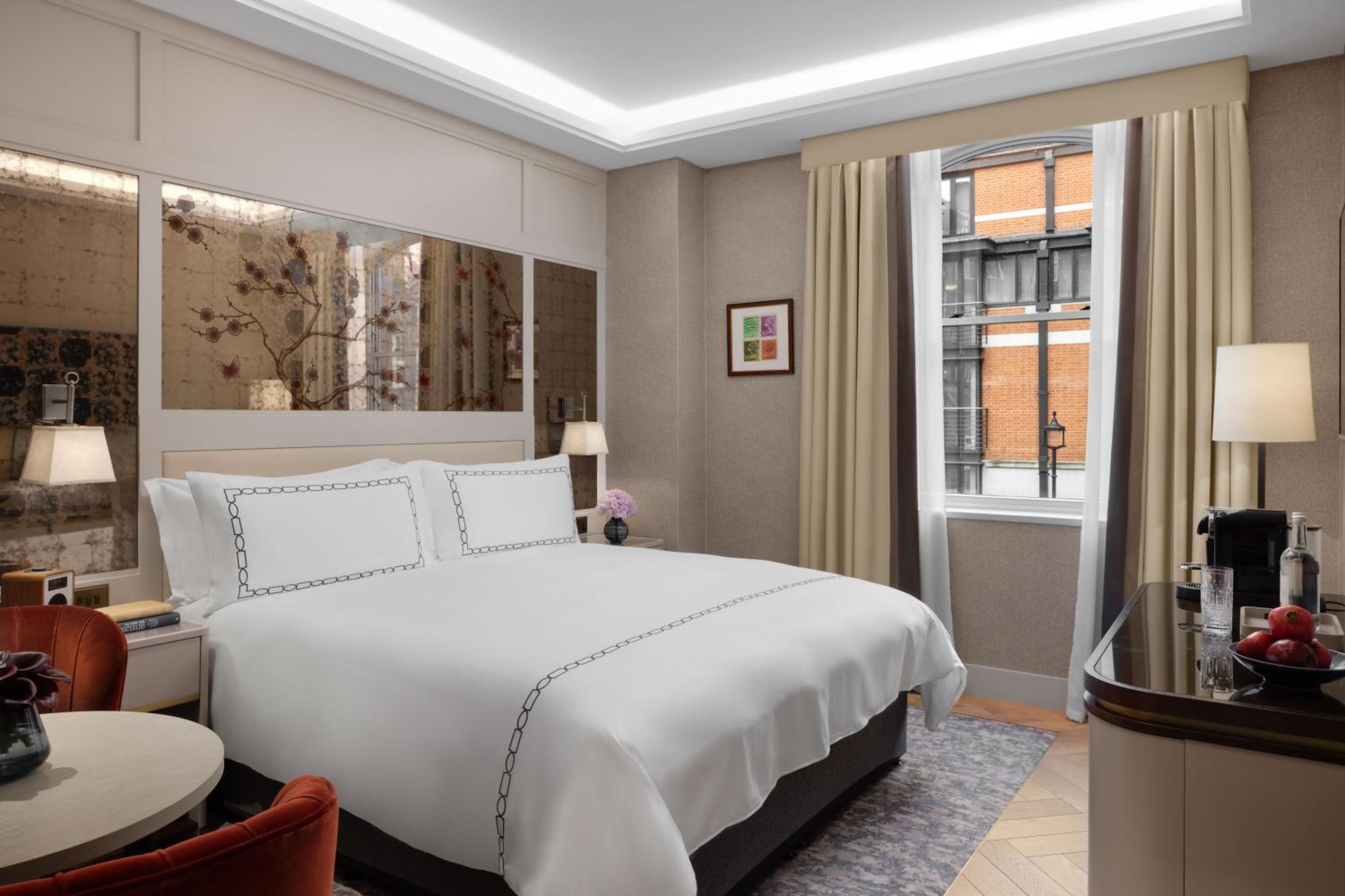 Deluxe King Room with One King Bed (Non Smoking)