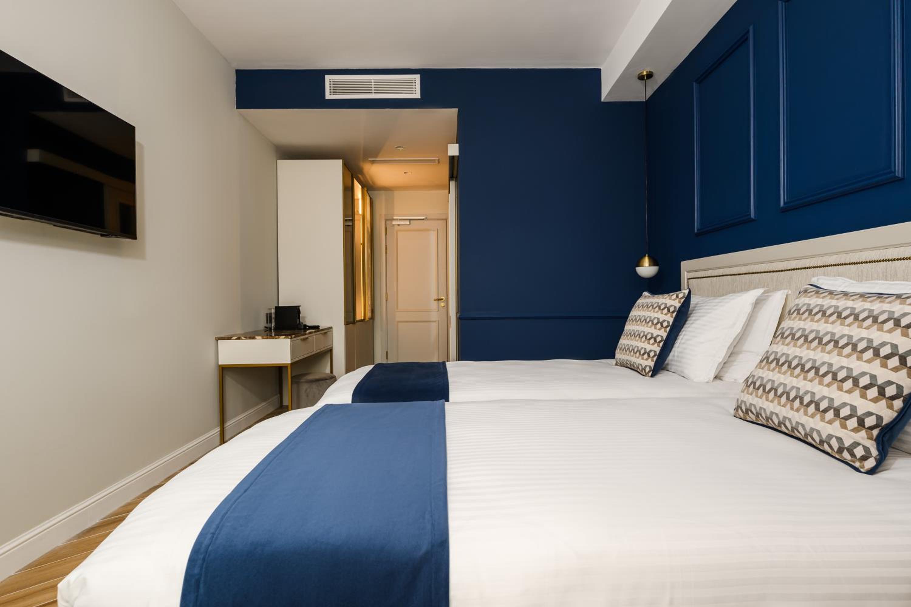Large Double or Twin Room - Photo 6