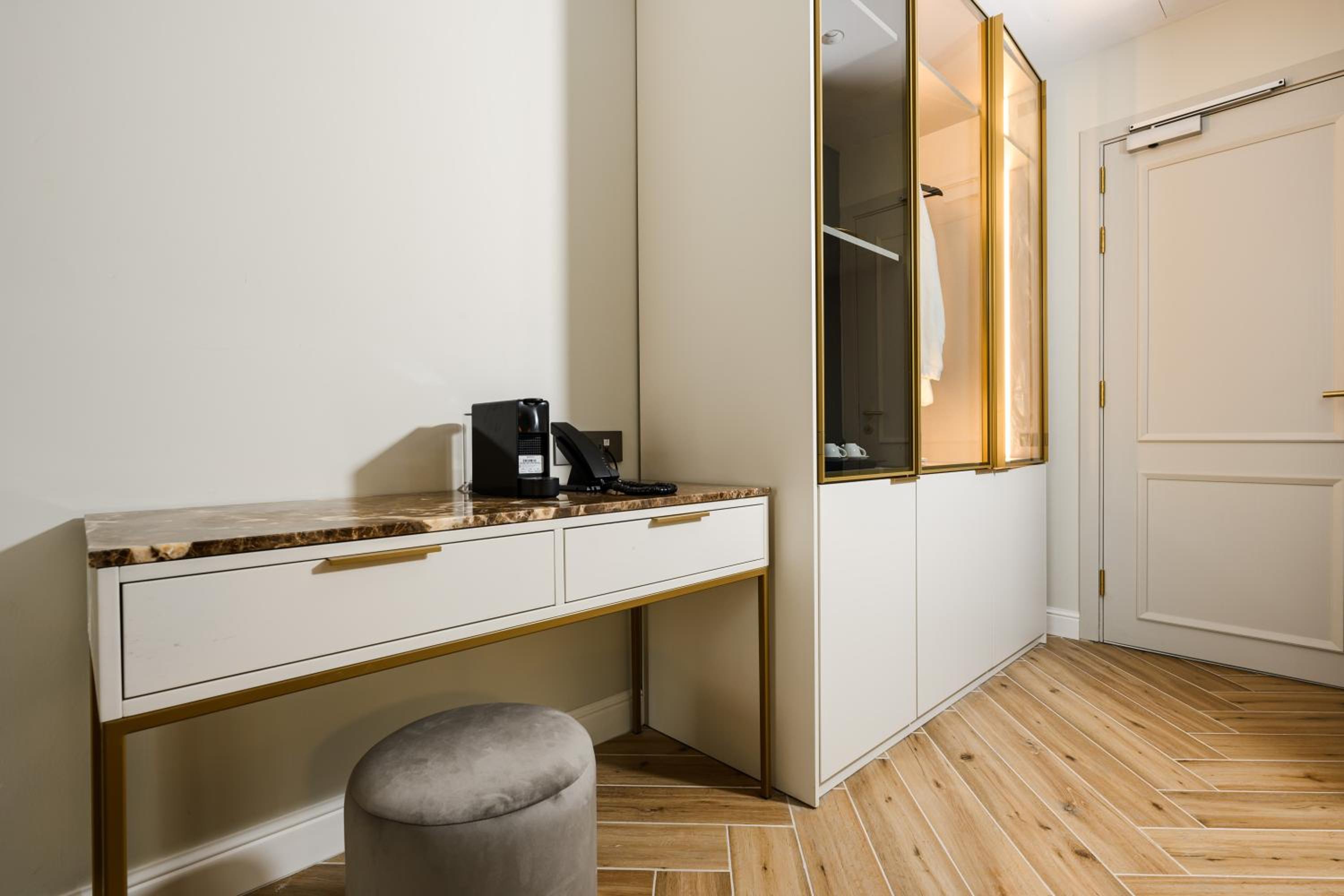 Deluxe King Room - Photo 2