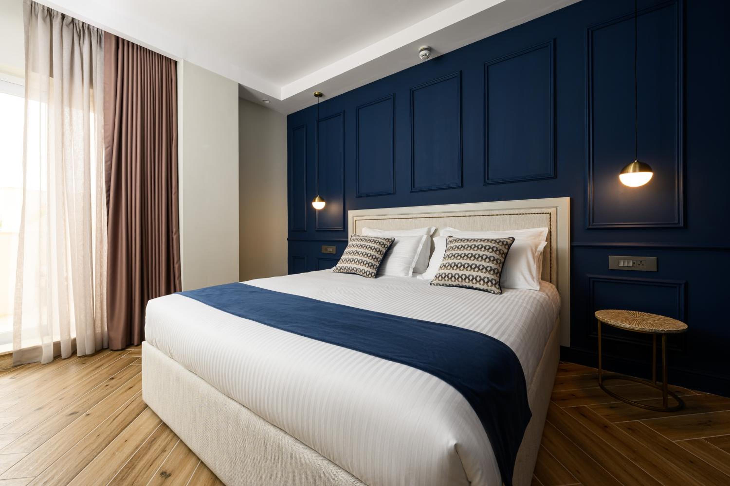 Deluxe King Room - Photo 4
