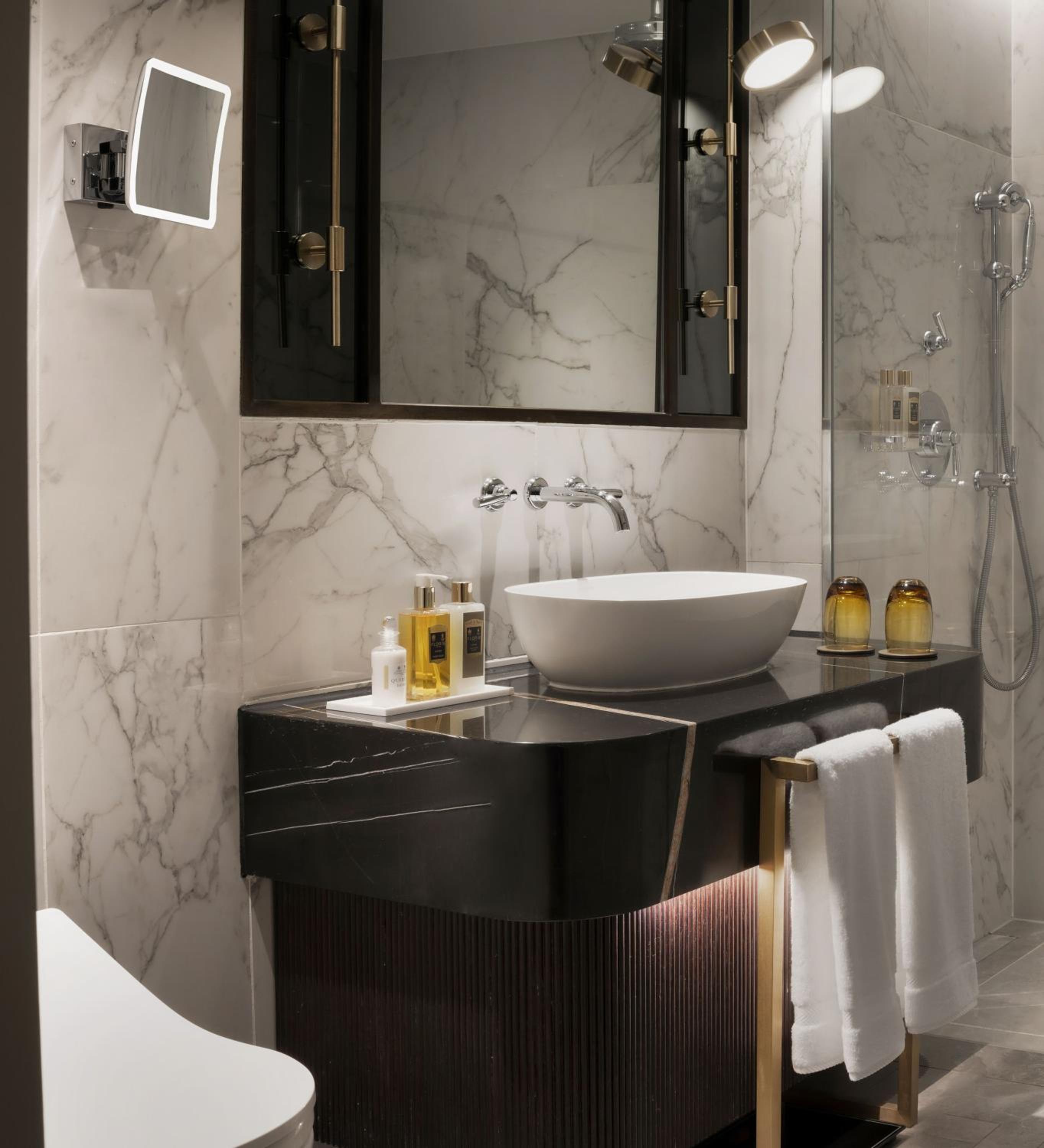 Grand Deluxe King Room with Square View