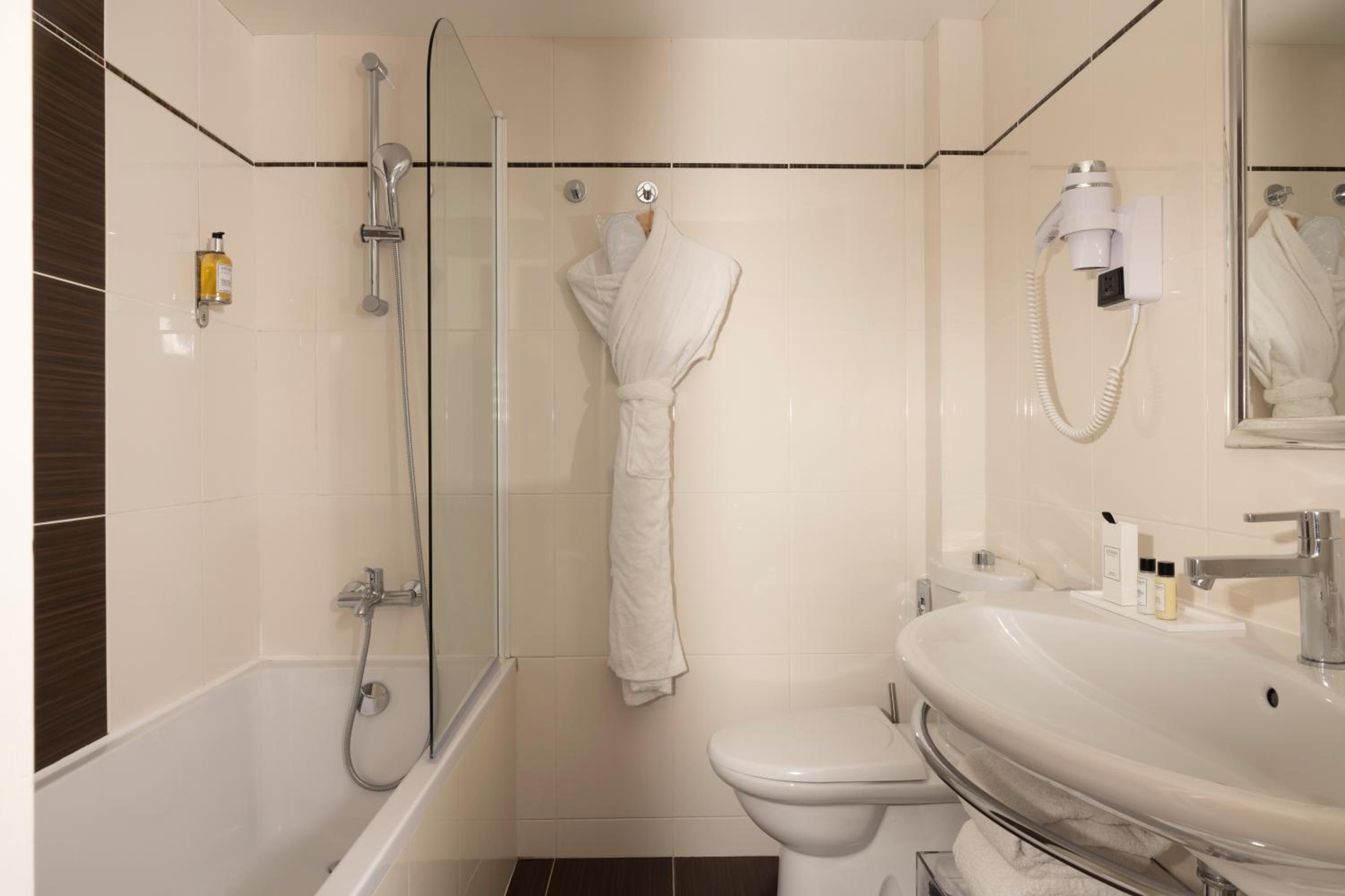 Classic Double Room thumbnail 6