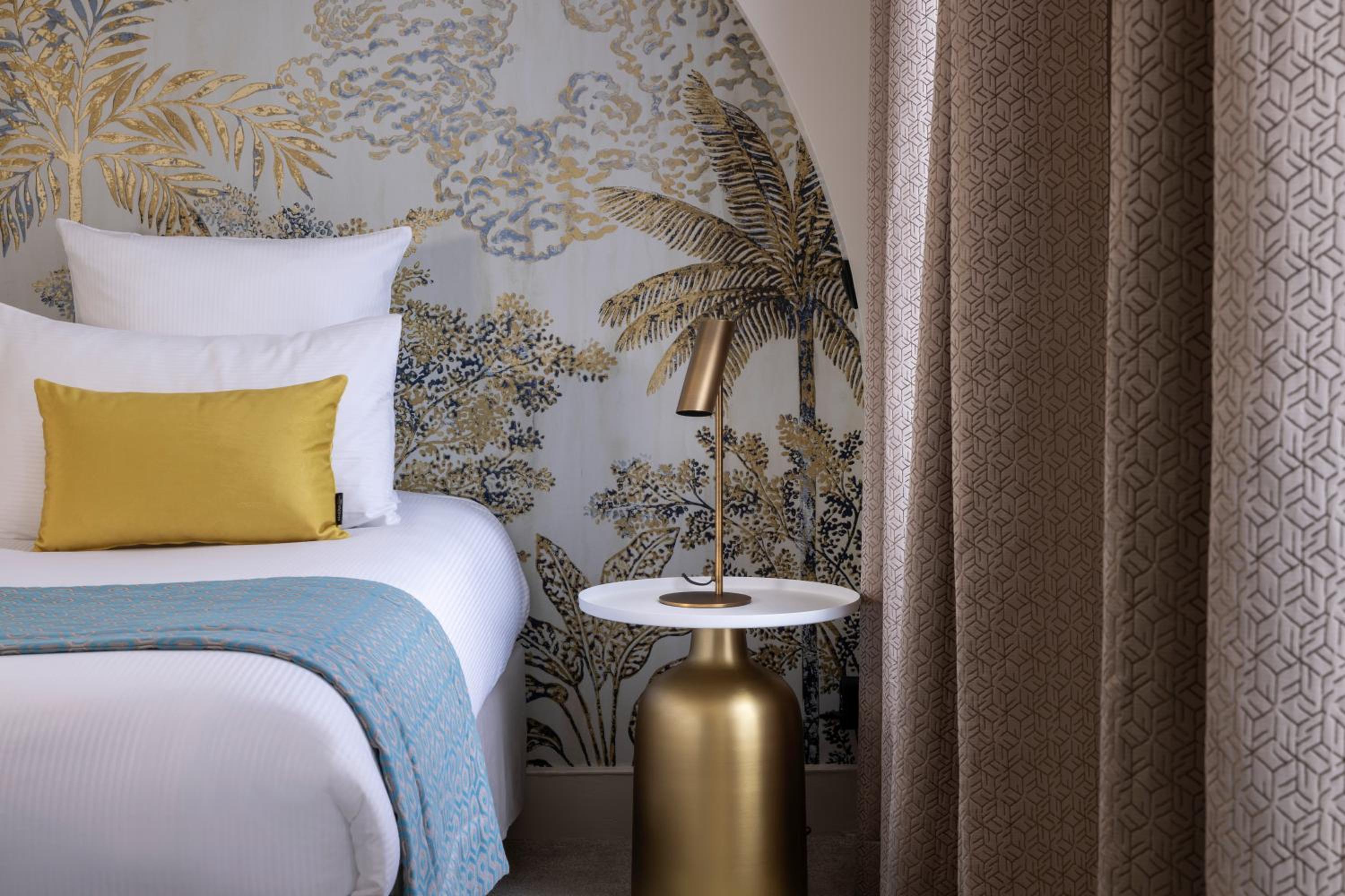 Deluxe Room thumbnail 5
