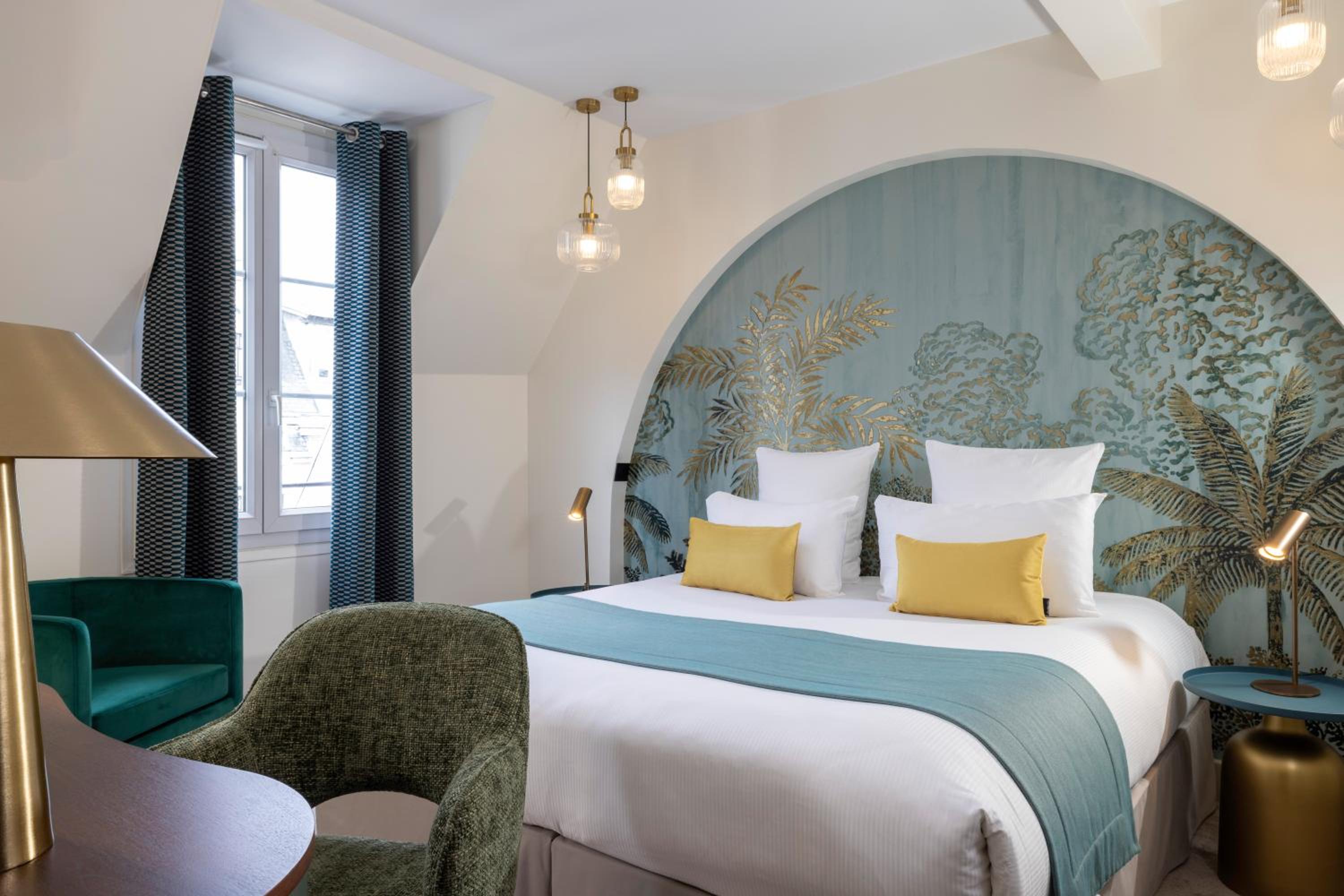 Deluxe Room thumbnail 6