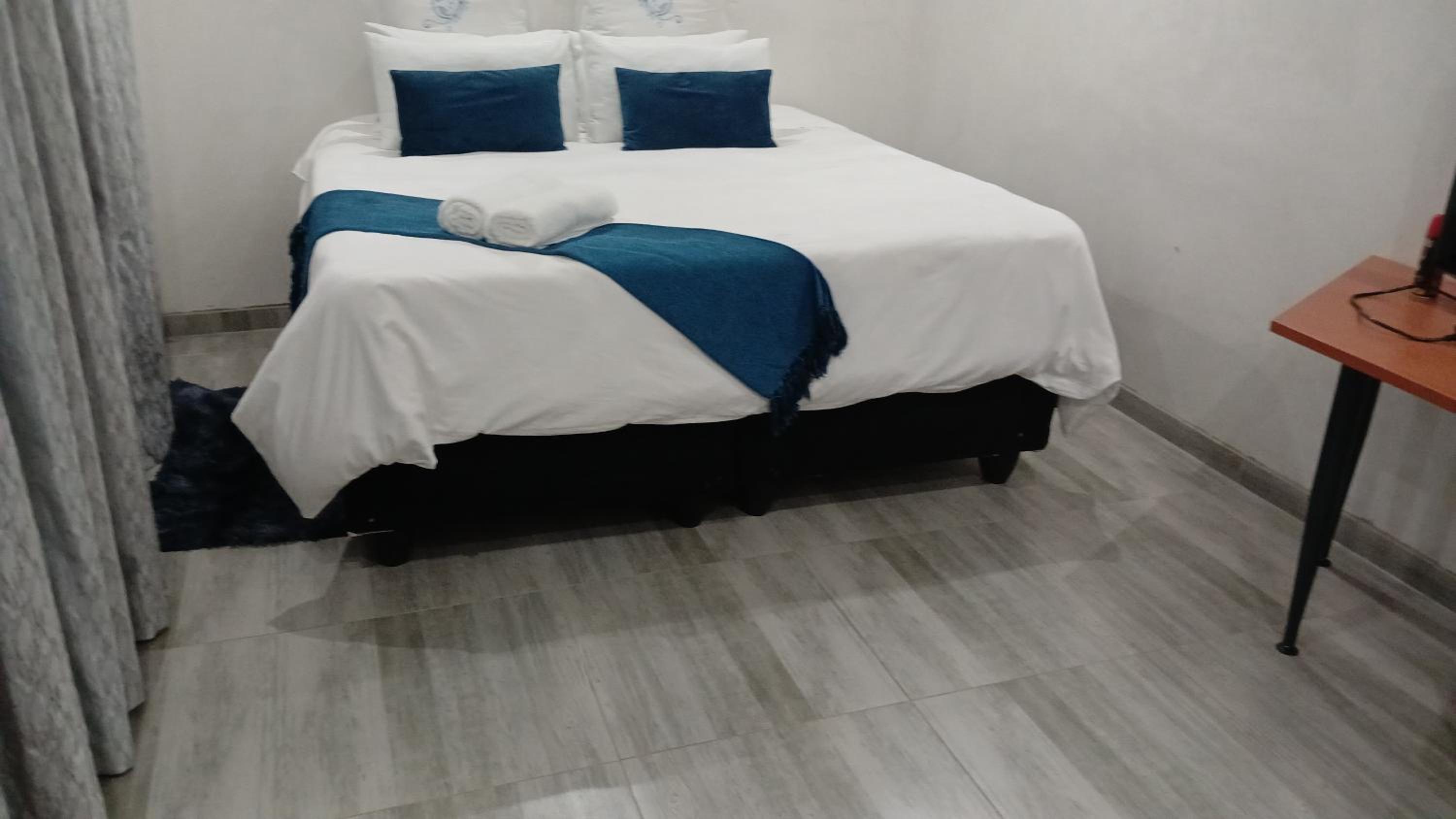 Deluxe King Suite photo 1