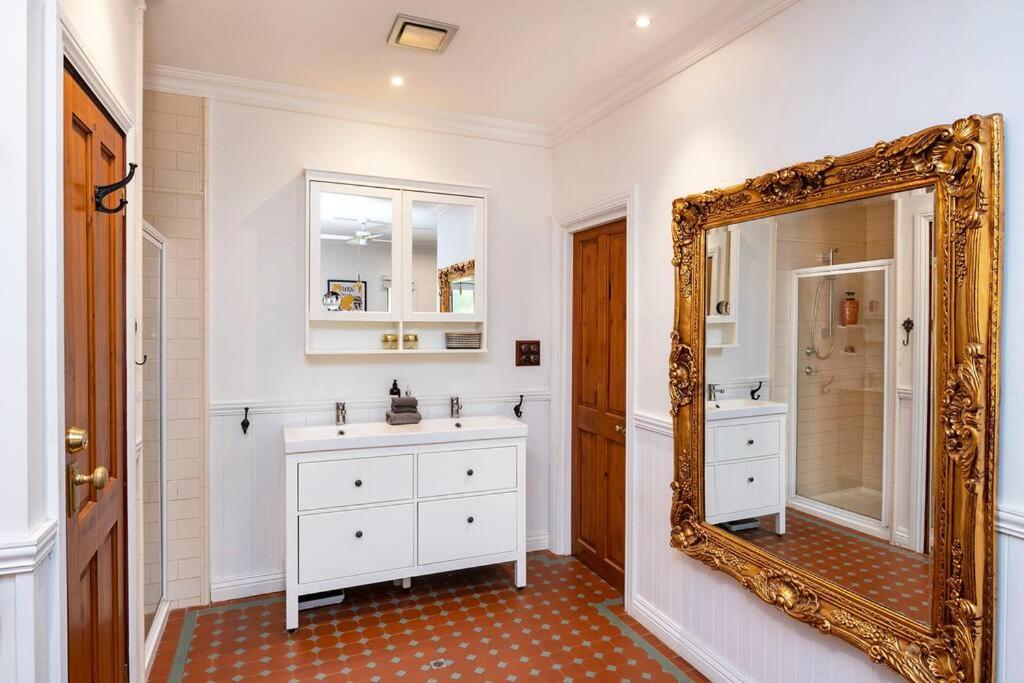 Five-Bedroom House photo 2