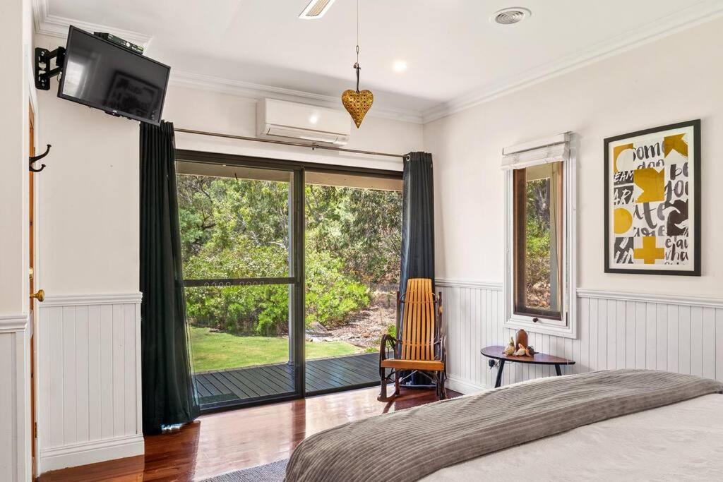 Five-Bedroom House photo 1