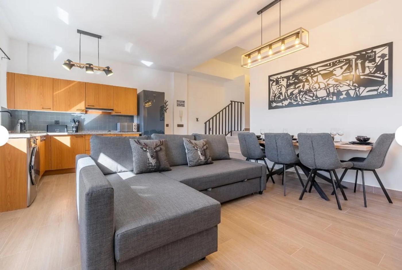Two-Bedroom Apartment with Mountain View photo 2