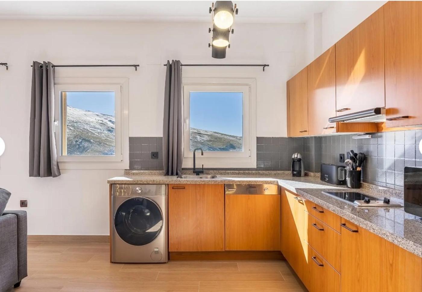 Two-Bedroom Apartment with Mountain View photo 3