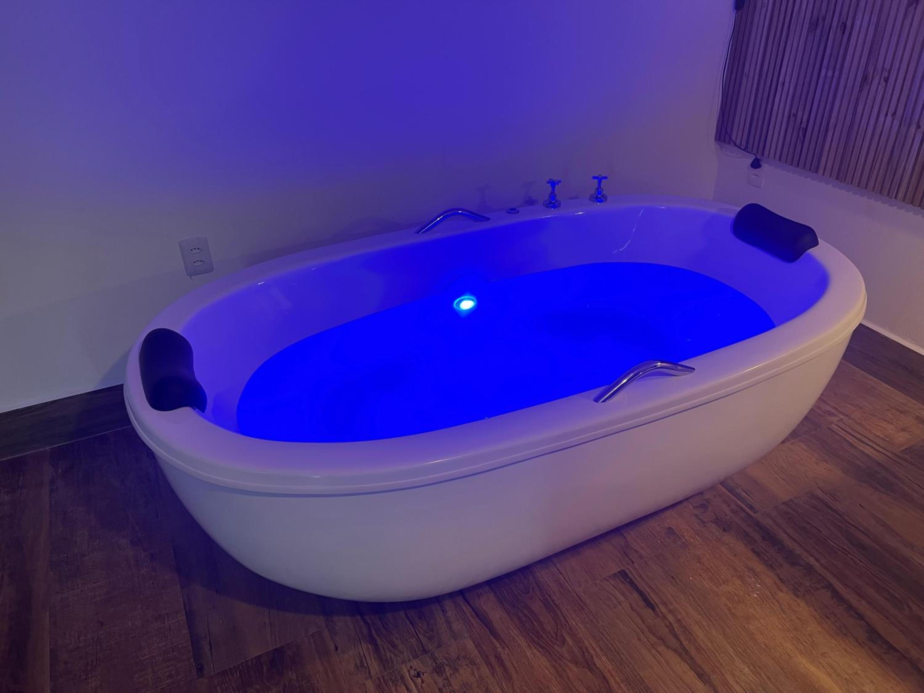 Suite with Hot Tub - Photo 8