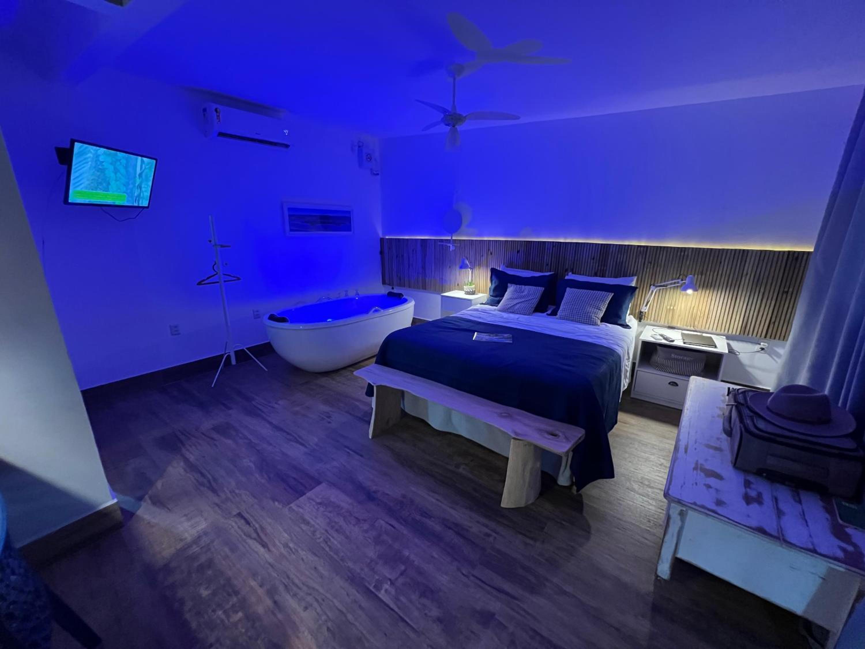 Suite with Hot Tub - Photo 28