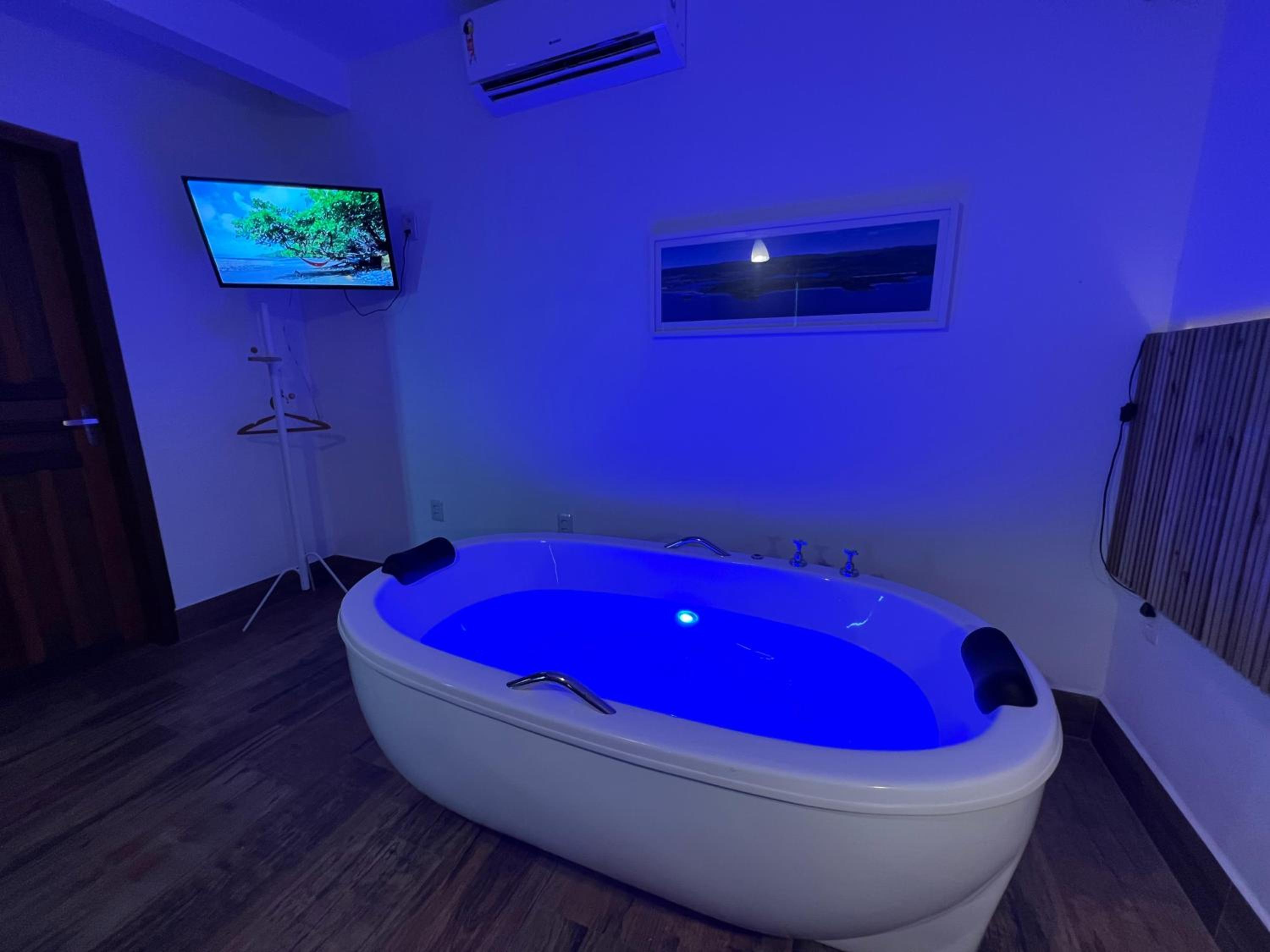 Suite with Hot Tub - Photo 7