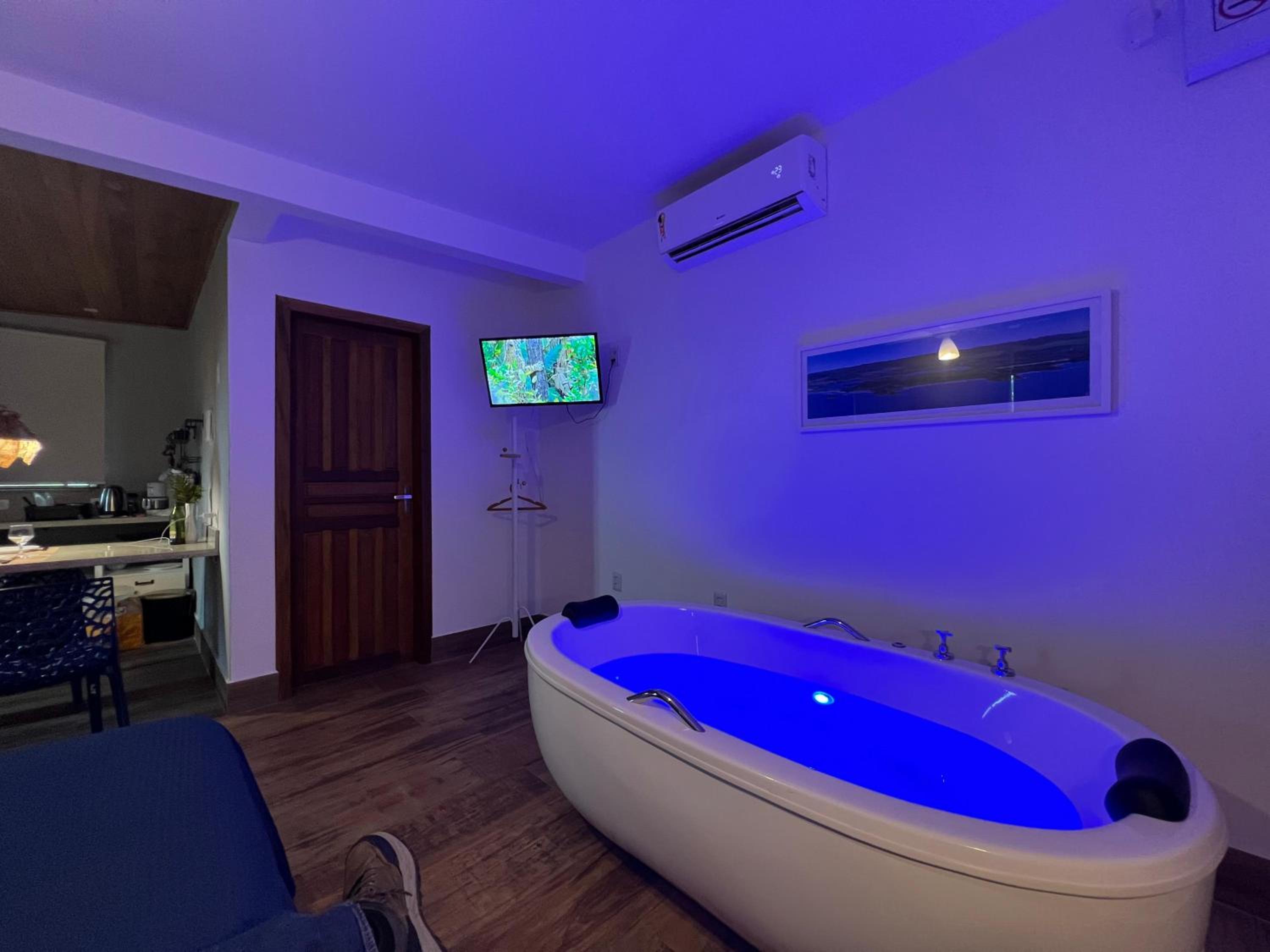 Suite with Hot Tub - Photo 27