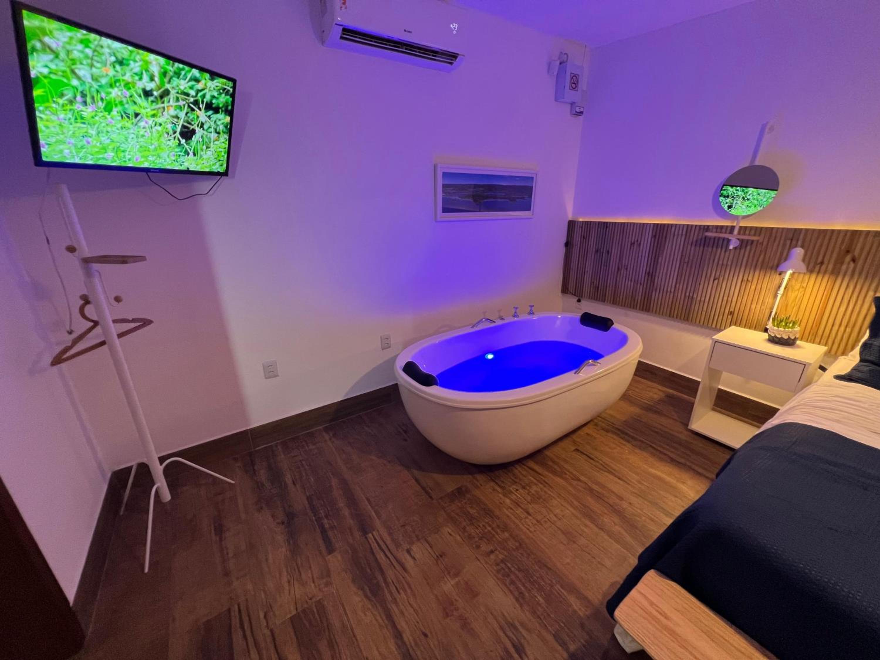 Suite with Hot Tub - Photo 26