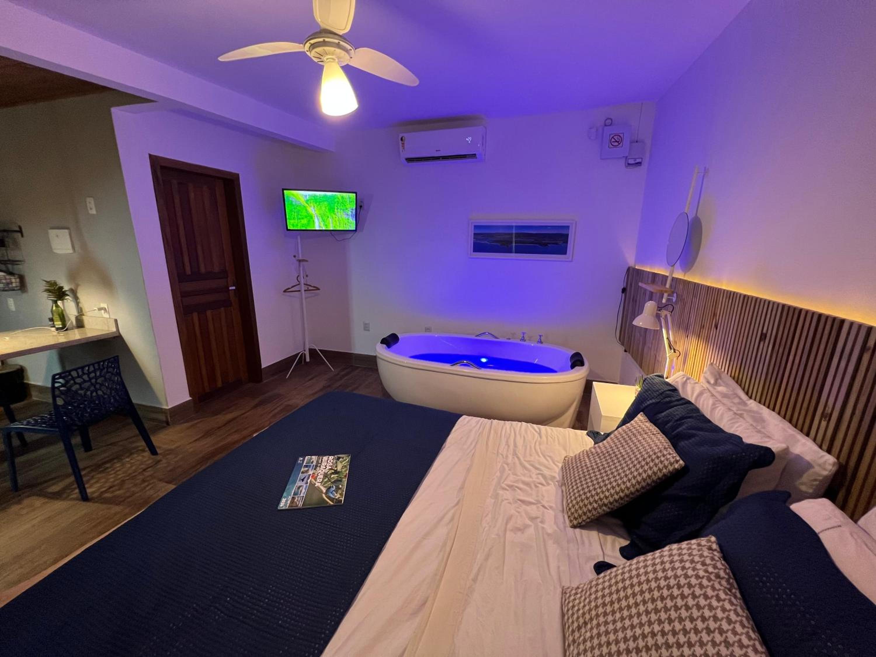 Suite with Hot Tub - Photo 2