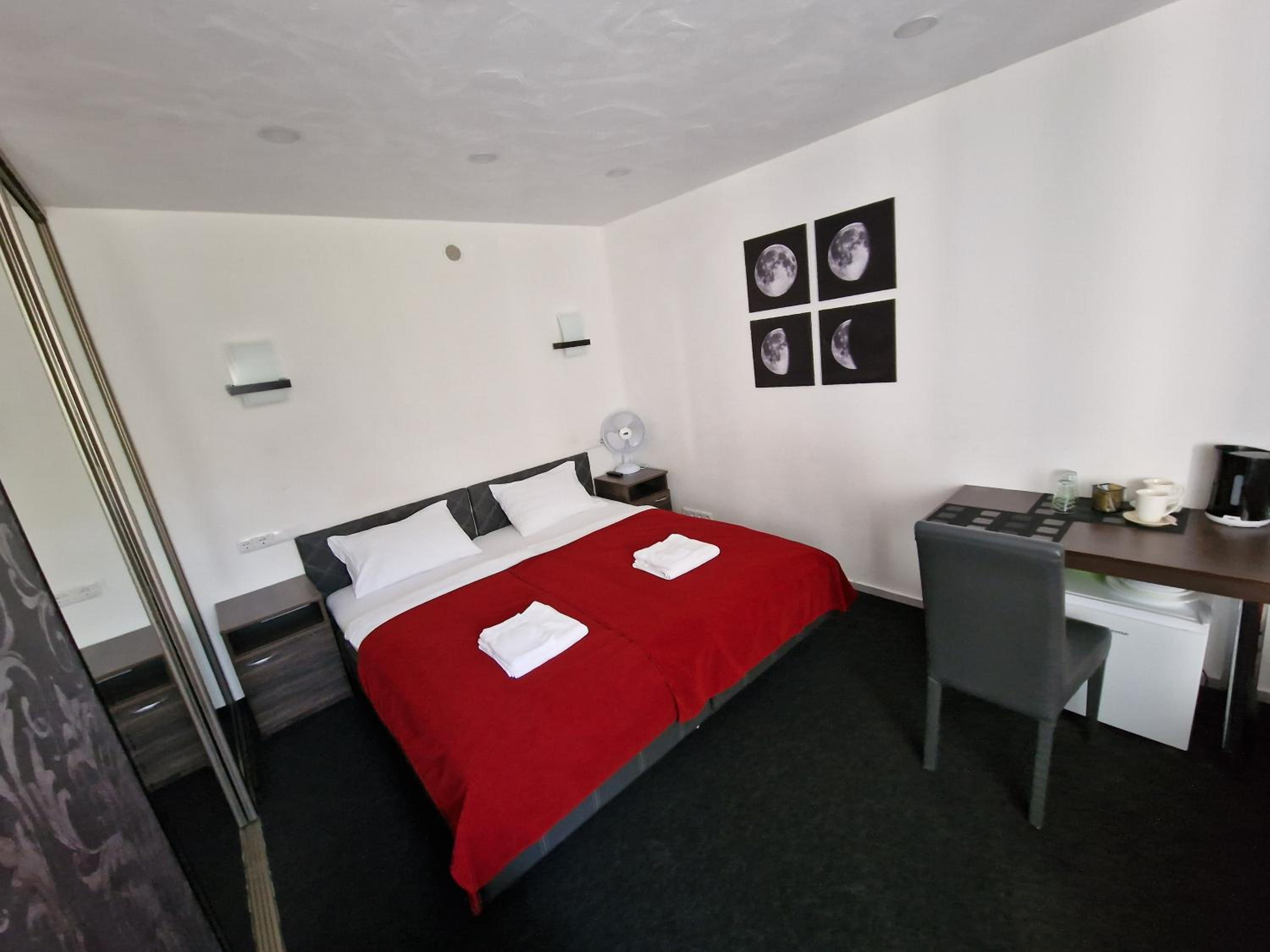 Economy Triple Room photo 3