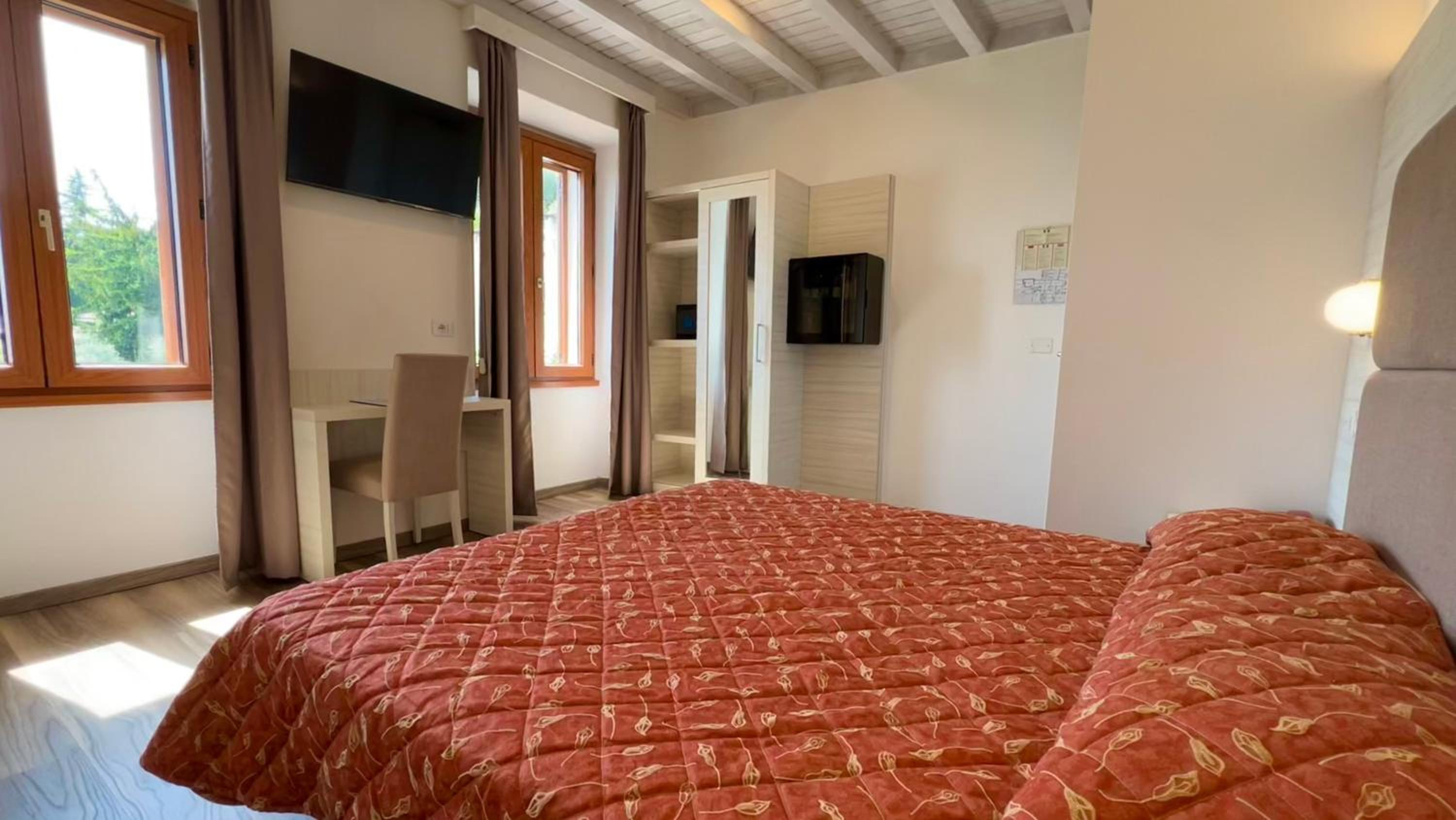 Queen Room with Lake View - Photo 7