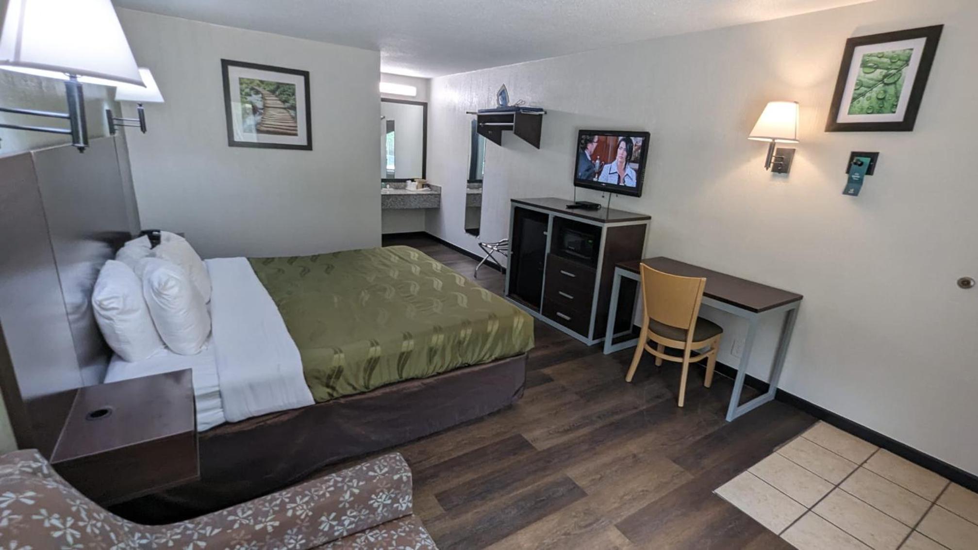 King Room - Non-Smoking - Photo 1