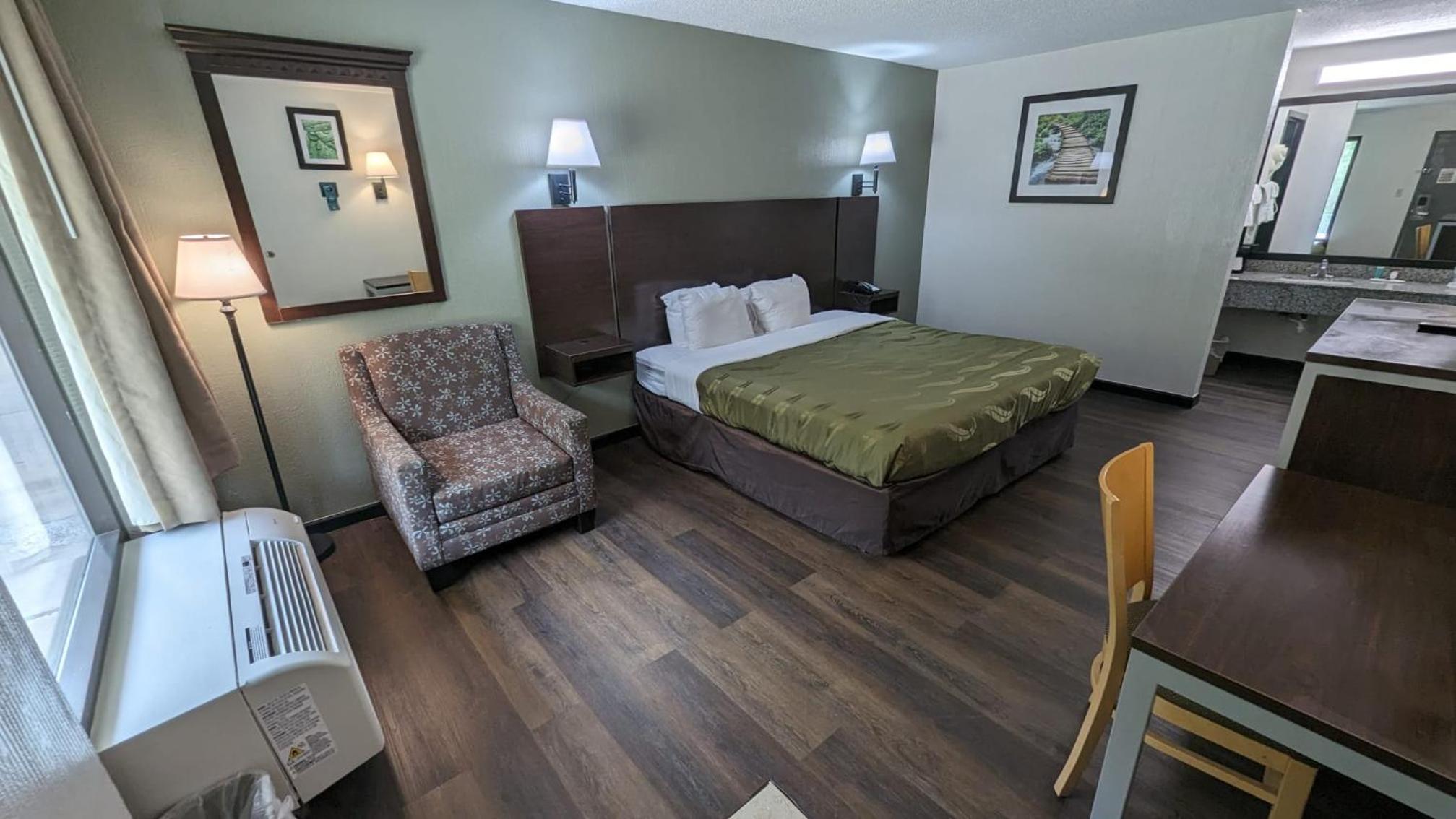 King Room - Non-Smoking - Photo 2