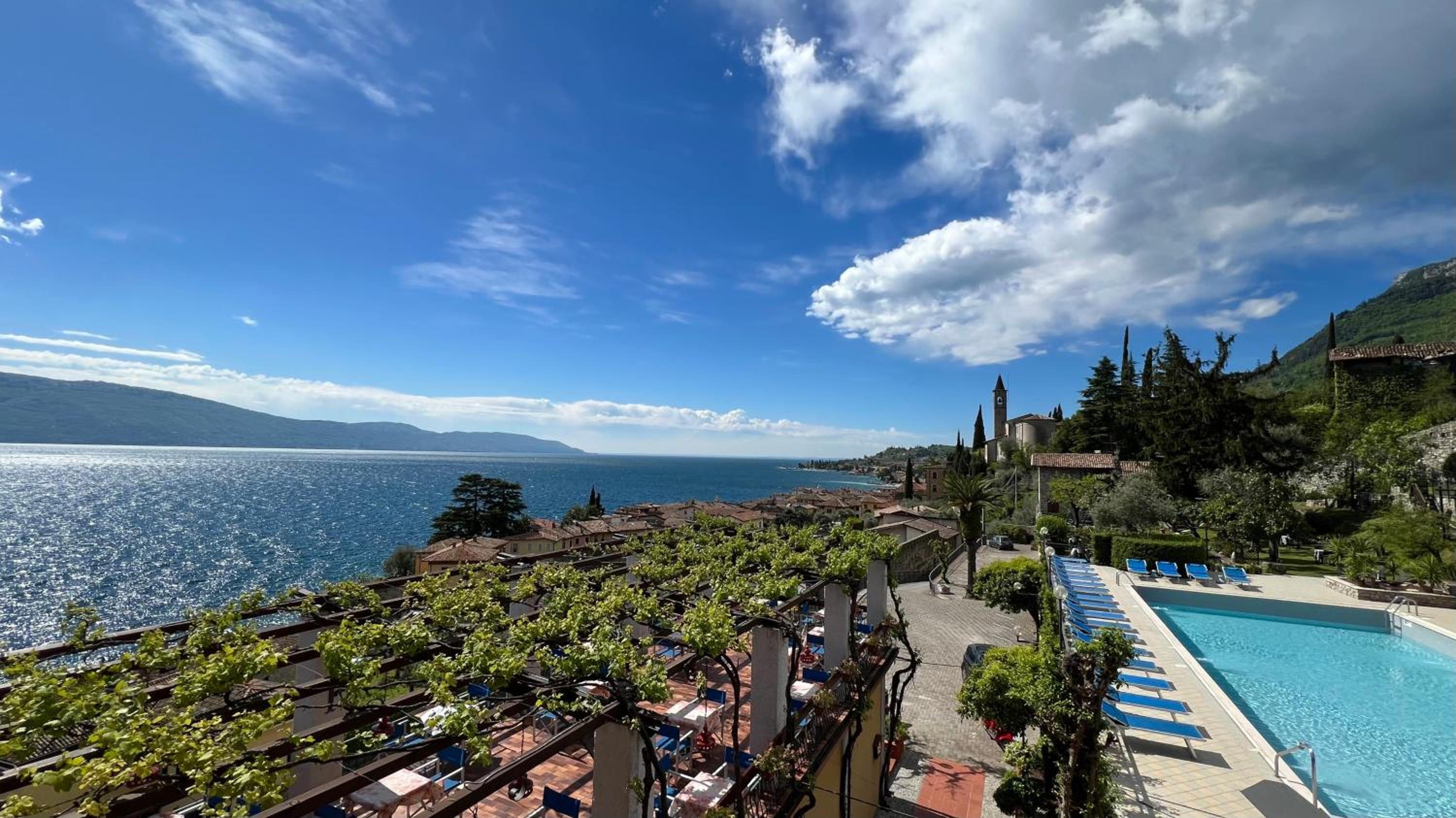 Queen Room with Lake View - Photo 8