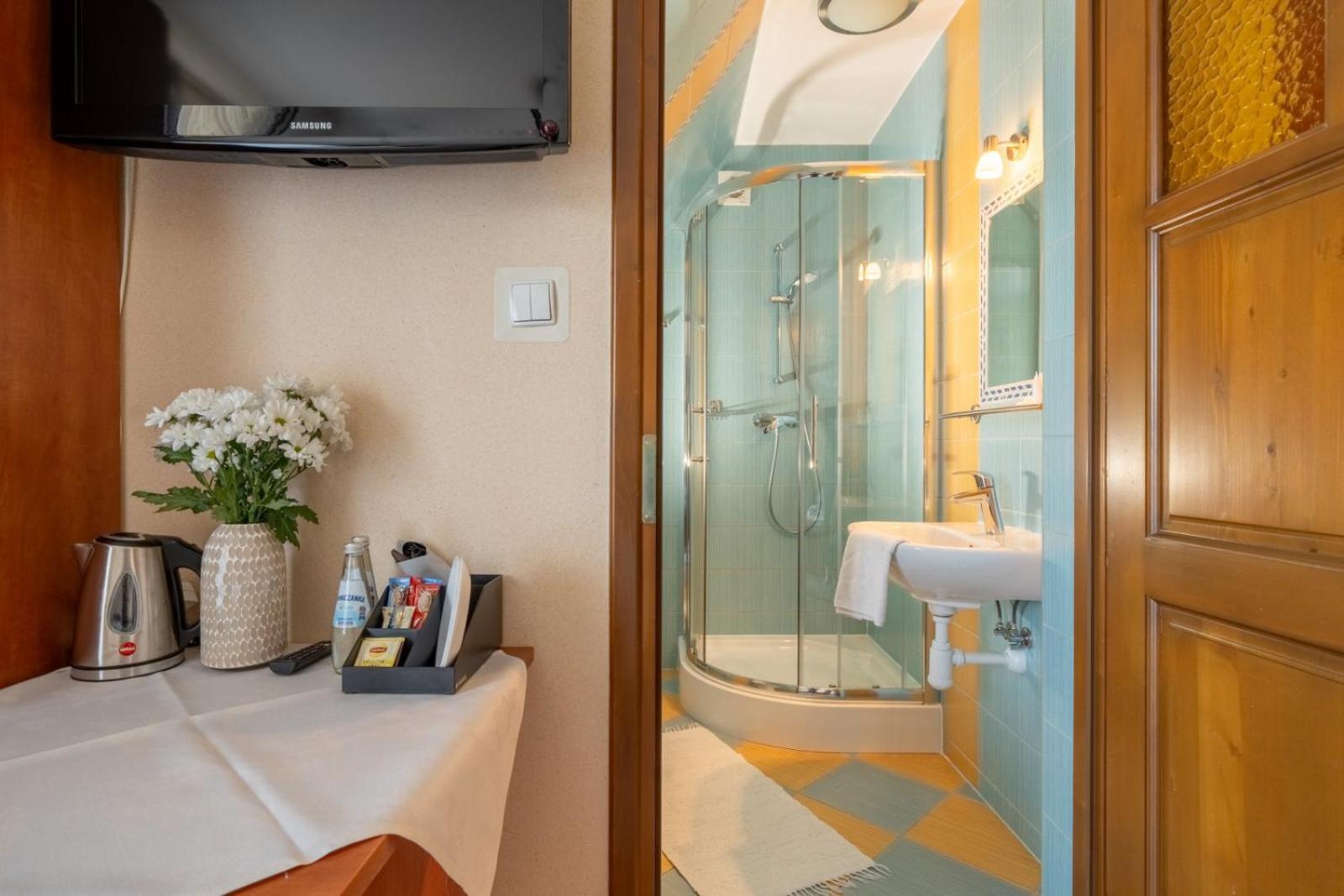 Deluxe Double Room with Balcony - Photo 5