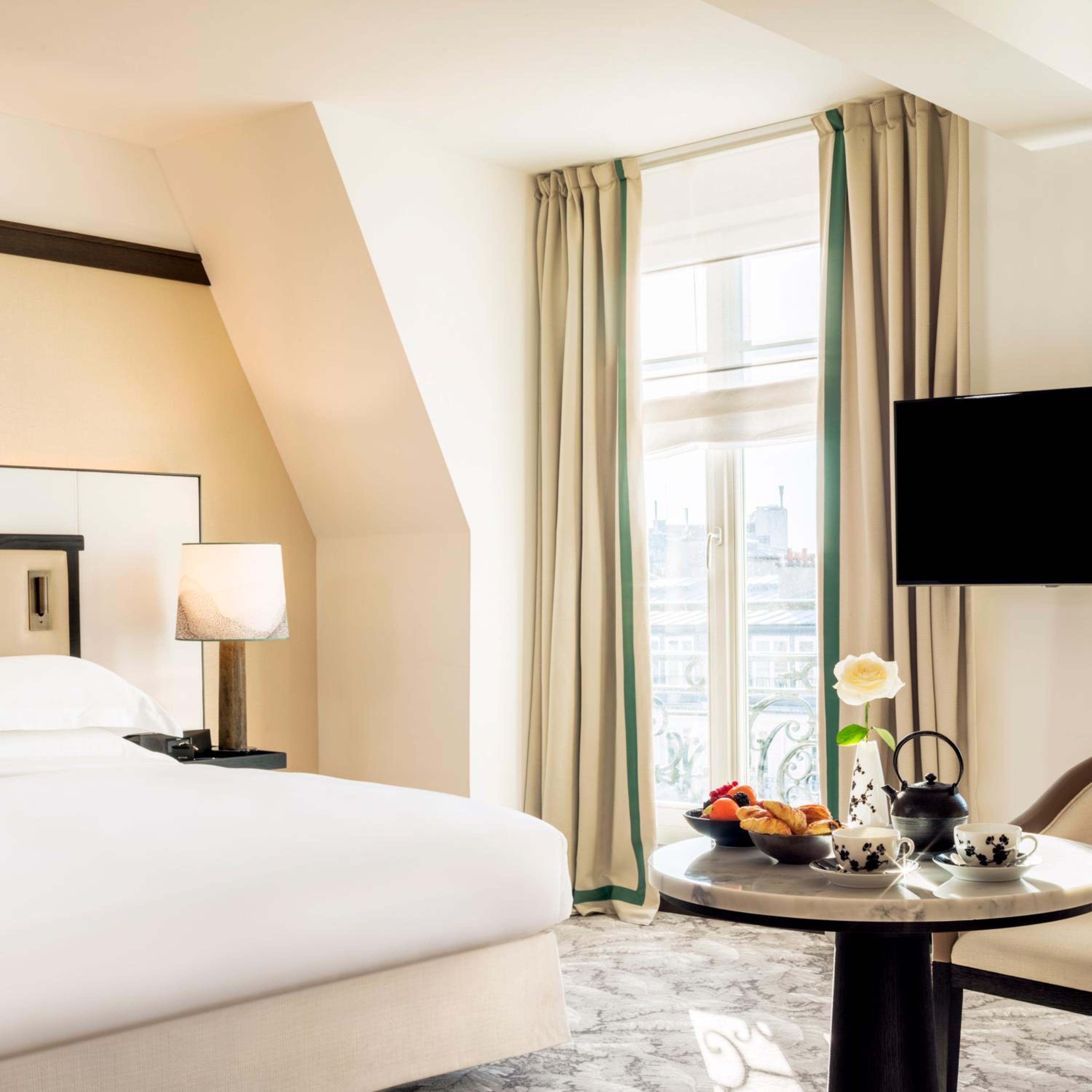 Deluxe King Room with View thumbnail 5