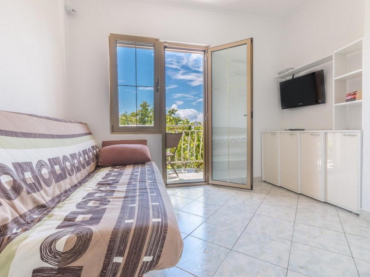Apartment with Balcony photo 1