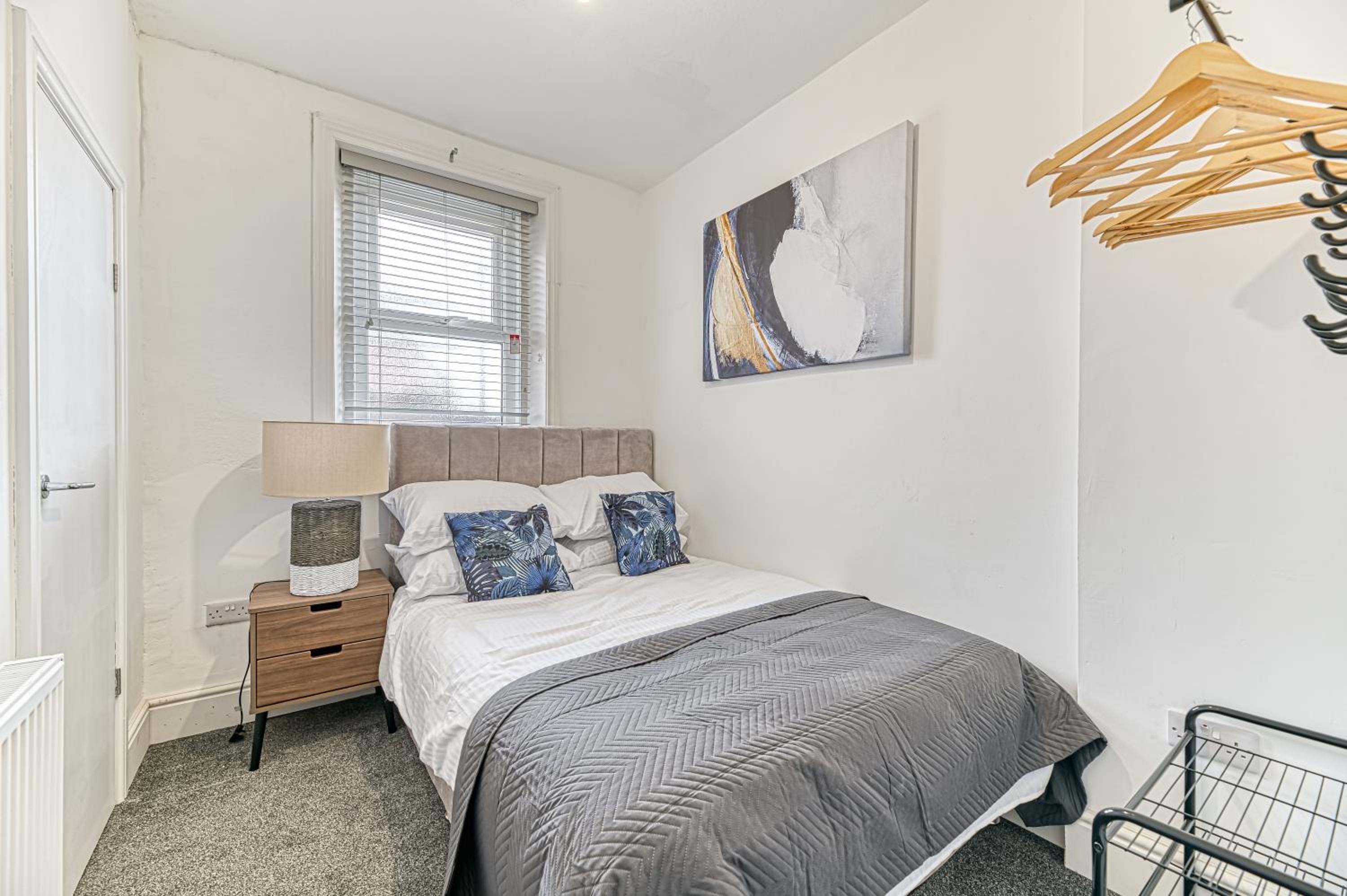 One-Bedroom Apartment photo 1