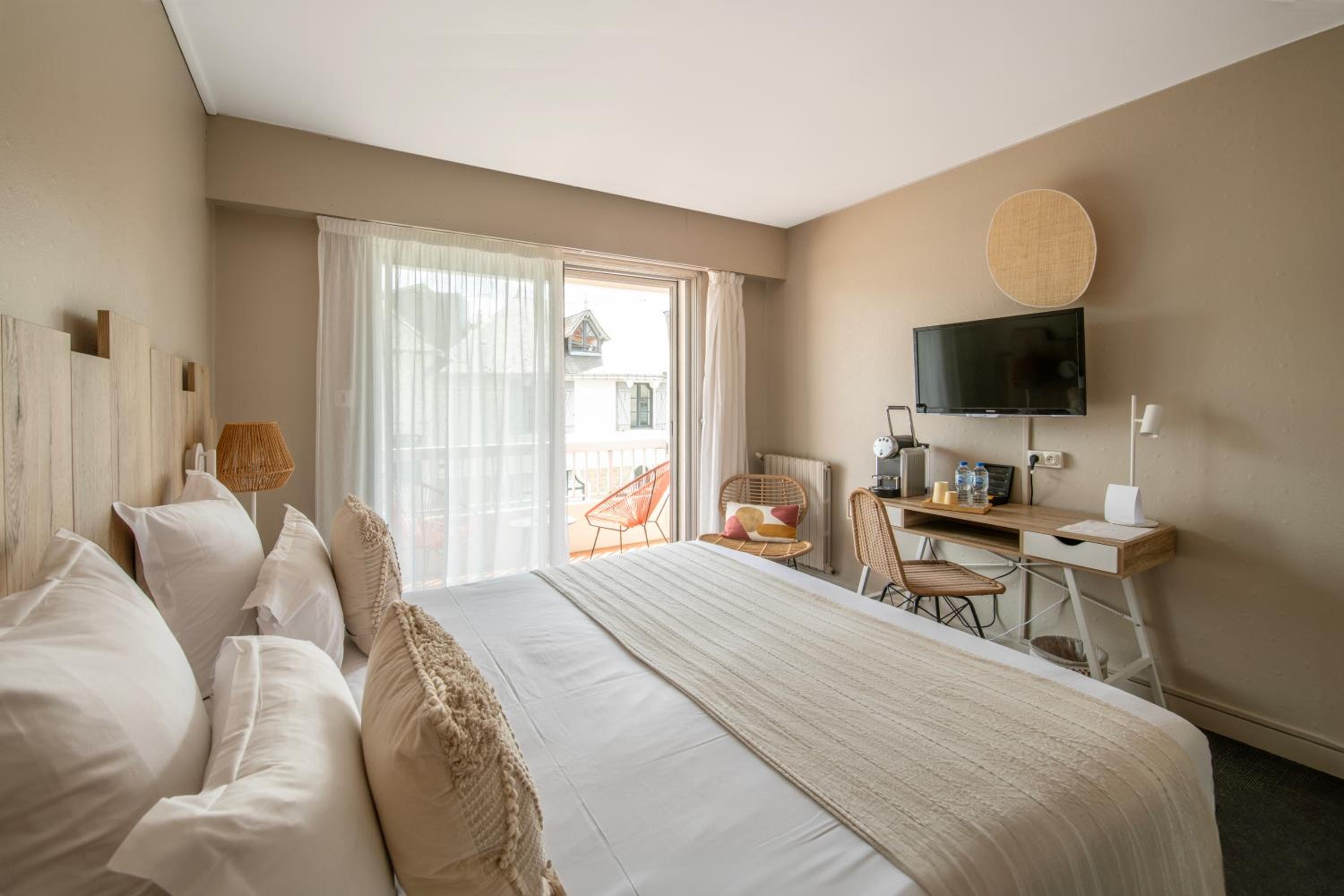 Comfort Room with Terrace - Photo 7
