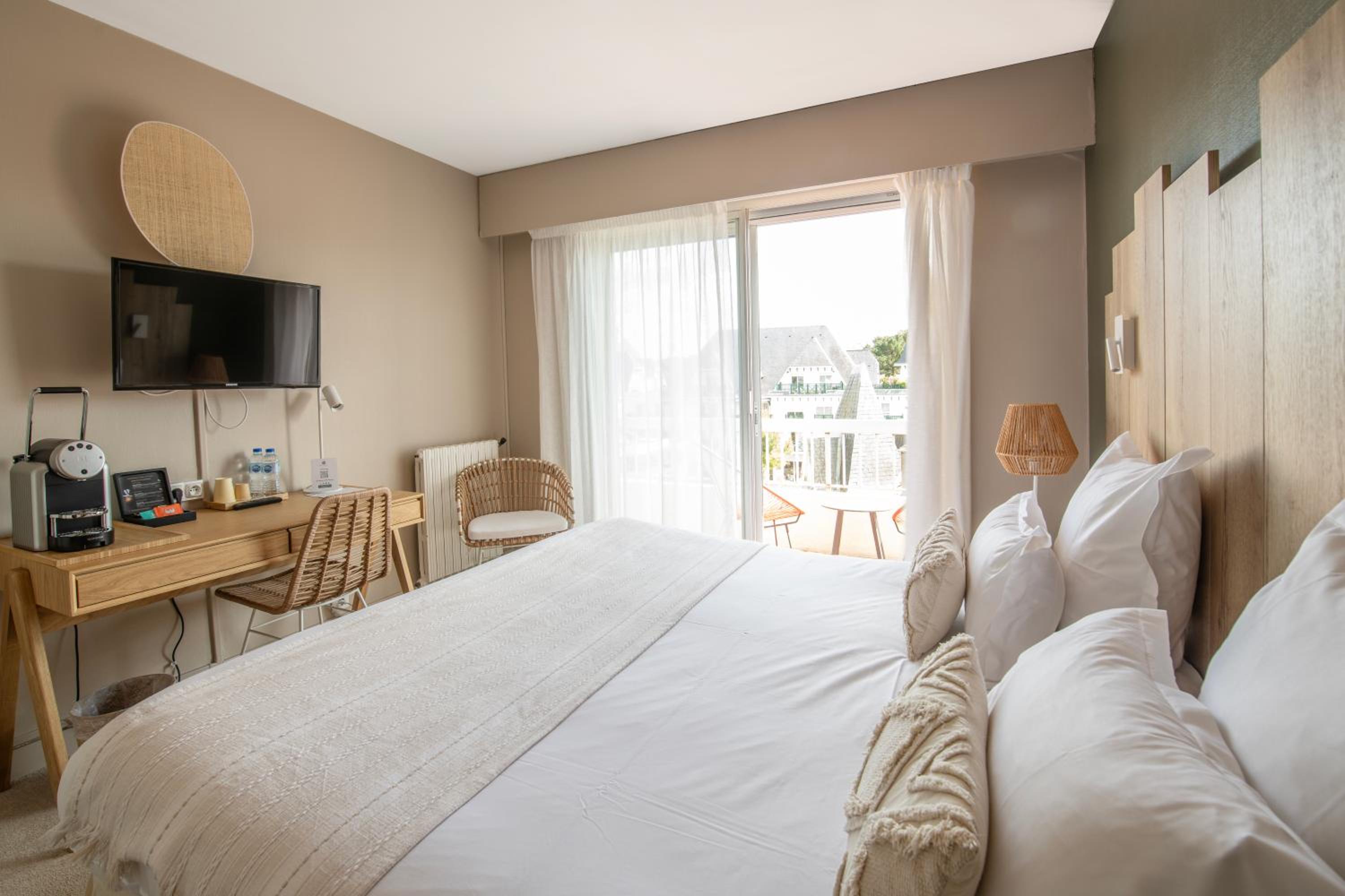 Comfort Room with Terrace - Photo 13