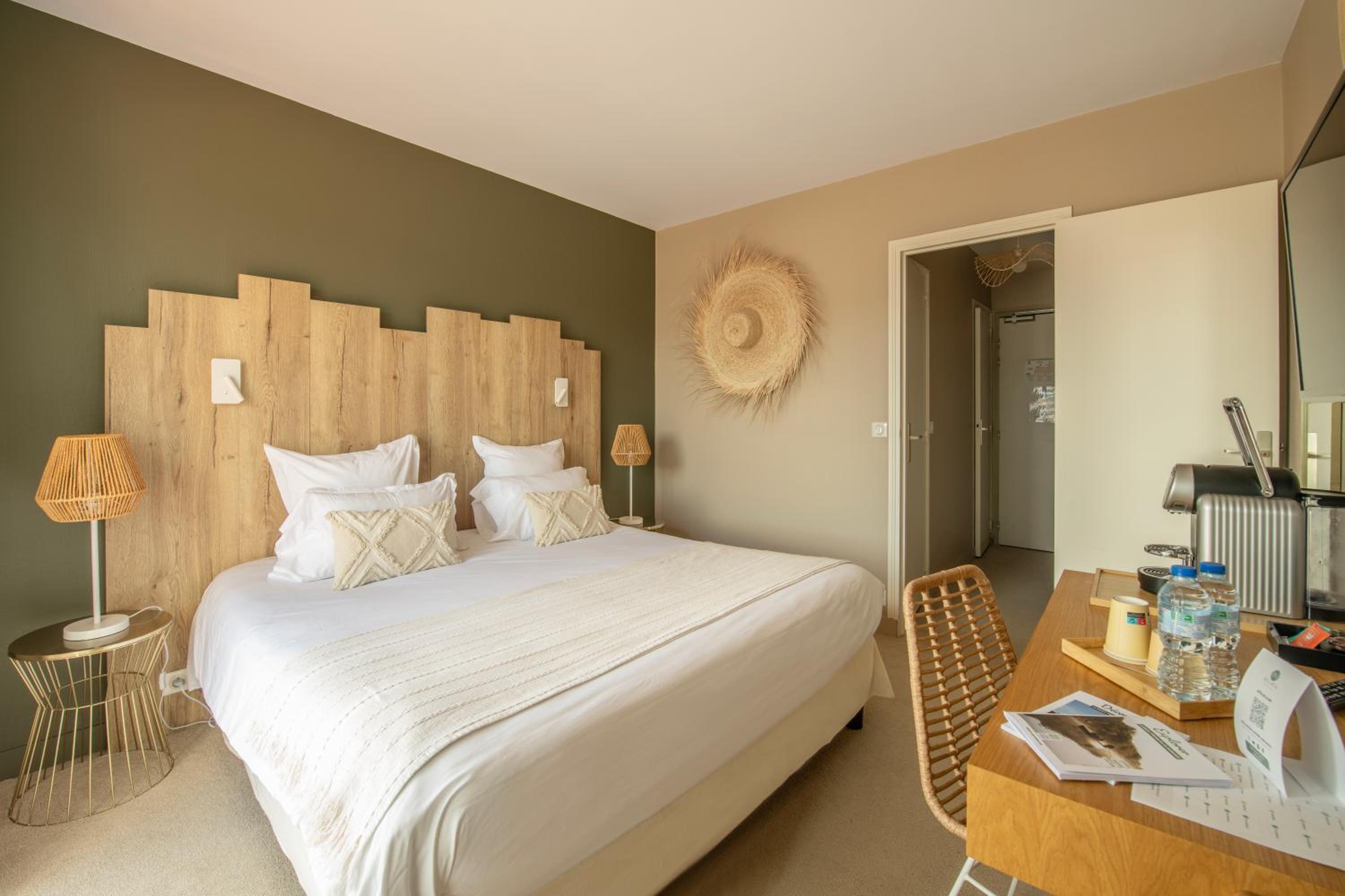 Comfort Room with Terrace - Photo 12