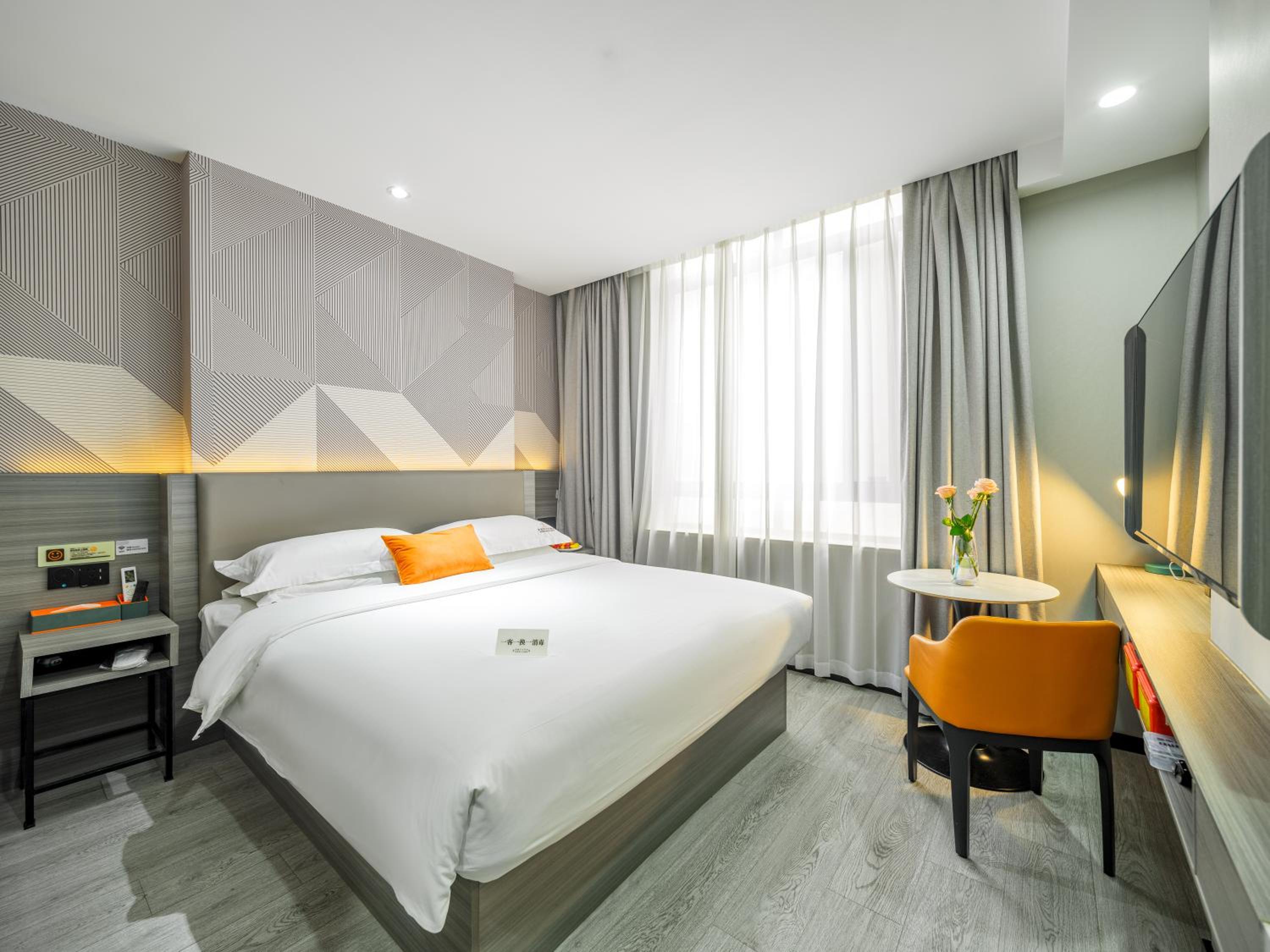 Standard Queen Room